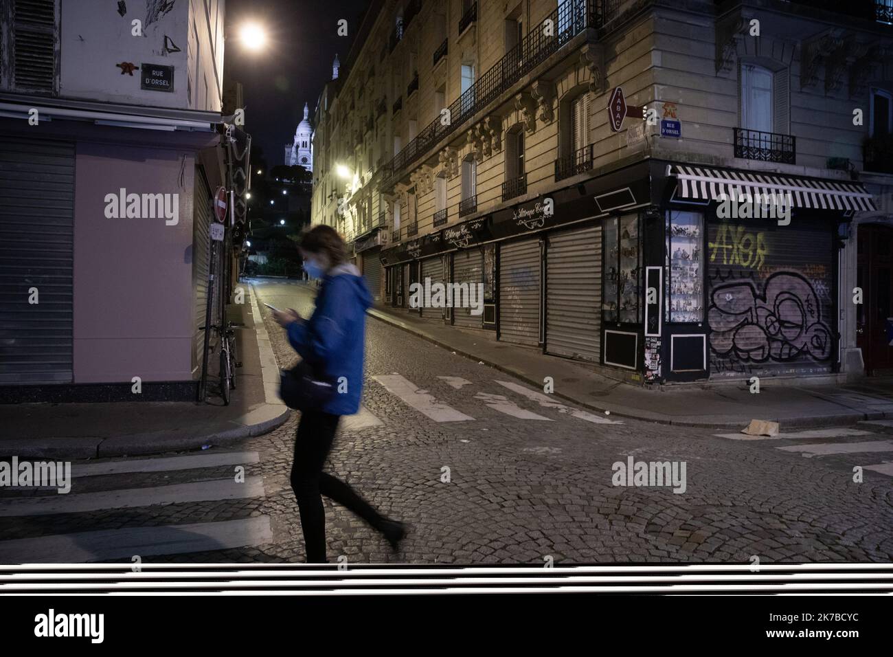 ©PHOTOPQR/LE PARISIEN/Fred Dugit ; Paris ; 14/10/2020 ; Société Paris XVIIIe, le 14 octobre 2020 Le président -EmmanuelMacron vient d'annoncer l'instauration d'un couvre-feu sanitaire de 21h à 6h du matin pour la populationdes plusieurs grandes villes en France, dont toute la région Ile-de-France, jusqu'en décembre 2020. Photo LP / Fred Dugit - Paris, France, oct 14th 2020 - President -EmmanuelMacron has just announced the establishment of a health curfew from 9 p.m. to 6 a.m. for the population of several large cities in France, including the entire Ile-de-France region, until December 2020. Stock Photo