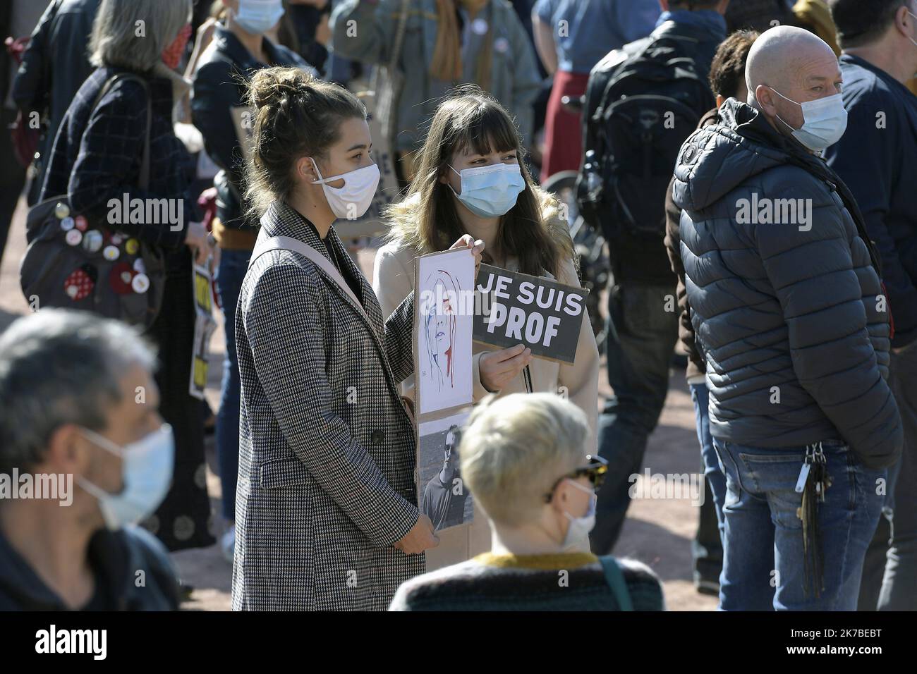 ©PHOTOPQR/LE PROGRES/Maxime JEGAT - Lyon 18/10/2020 - Hommage à Samuel Paty à Lyon le 18 octobre 2020 -Plusieurs milliers de personnes se sont réunies place Bellecour à Lyon pour rendre hommage à Samuel Paty, cet enseignant assassiné à Conflans-Sainte-Honorine pour avoir montré des caricature de Mahomet en classe. dans le cadre d'un cours sur la laïcité et la liberté d'expression. People gather in Lyon on October 18, 2020, in homage to history teacher Samuel Paty two days after he was beheaded by an attacker who was shot dead by policemen. Stock Photo