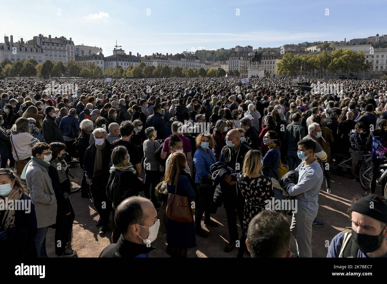 ©PHOTOPQR/LE PROGRES/Maxime JEGAT - Lyon 18/10/2020 - Hommage à Samuel Paty à Lyon le 18 octobre 2020 -Plusieurs milliers de personnes se sont réunies place Bellecour à Lyon pour rendre hommage à Samuel Paty, cet enseignant assassiné à Conflans-Sainte-Honorine pour avoir montré des caricature de Mahomet en classe. dans le cadre d'un cours sur la laïcité et la liberté d'expression. People gather in Lyon on October 18, 2020, in homage to history teacher Samuel Paty two days after he was beheaded by an attacker who was shot dead by policemen. Stock Photo