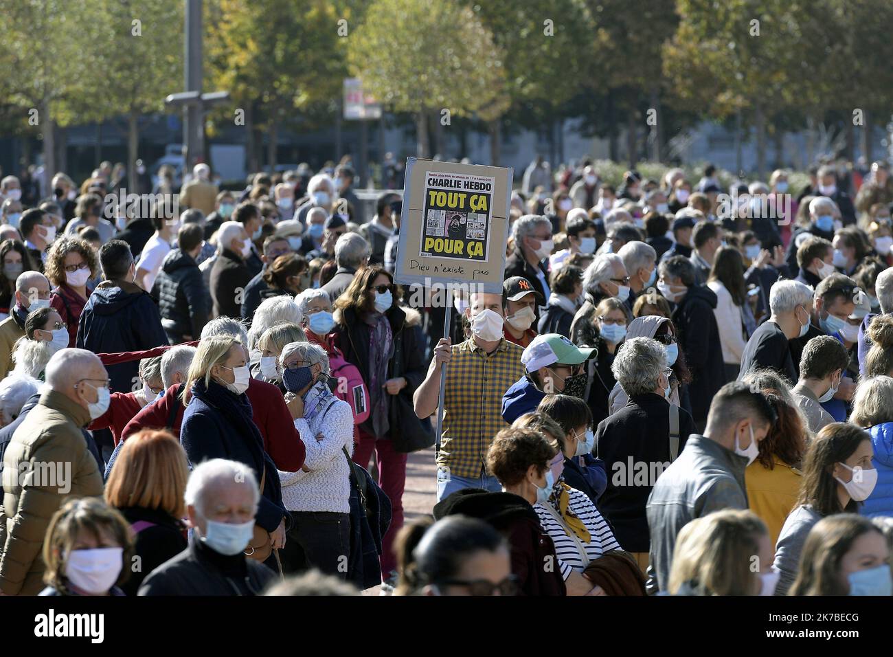 ©PHOTOPQR/LE PROGRES/Maxime JEGAT - Lyon 18/10/2020 - Hommage à Samuel Paty à Lyon le 18 octobre 2020 -Plusieurs milliers de personnes se sont réunies place Bellecour à Lyon pour rendre hommage à Samuel Paty, cet enseignant assassiné à Conflans-Sainte-Honorine pour avoir montré des caricature de Mahomet en classe. dans le cadre d'un cours sur la laïcité et la liberté d'expression. People gather in Lyon on October 18, 2020, in homage to history teacher Samuel Paty two days after he was beheaded by an attacker who was shot dead by policemen. Stock Photo