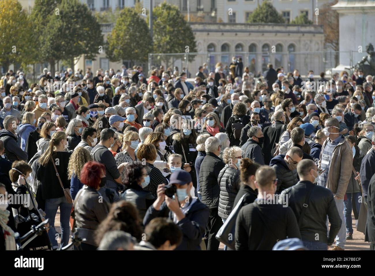 ©PHOTOPQR/LE PROGRES/Maxime JEGAT - Lyon 18/10/2020 - Hommage à Samuel Paty à Lyon le 18 octobre 2020 -Plusieurs milliers de personnes se sont réunies place Bellecour à Lyon pour rendre hommage à Samuel Paty, cet enseignant assassiné à Conflans-Sainte-Honorine pour avoir montré des caricature de Mahomet en classe. dans le cadre d'un cours sur la laïcité et la liberté d'expression. People gather in Lyon on October 18, 2020, in homage to history teacher Samuel Paty two days after he was beheaded by an attacker who was shot dead by policemen. Stock Photo