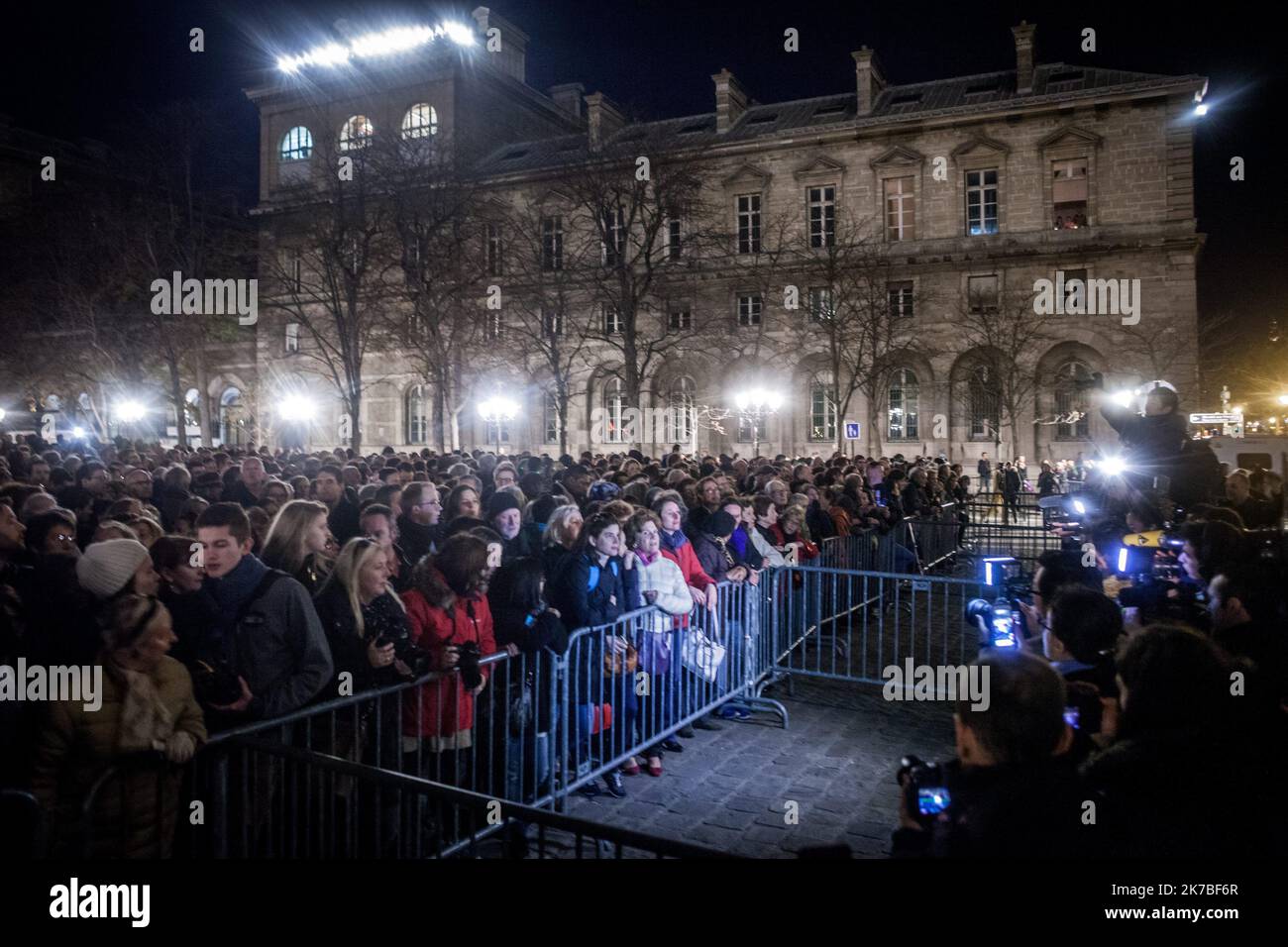 ©Michael Bunel / Le Pictorium/MAXPPP - Michael Bunel / Le Pictorium - 15/11/2015 - France / Ile-de-France / Paris - Rassemblement devant la cathedrale Notre Dame en hommage aux victimes des attentats terrorristes islamiste du 13 novembre 2015. 15 novembre 2015. Paris, France. / 15/11/2015 - France / Ile-de-France (region) / Paris - Rally in front of Notre Dame cathedral in tribute to the victims of the Islamist terrorist attacks of November 13, 2015. November 15, 2015. Paris, France. Stock Photo