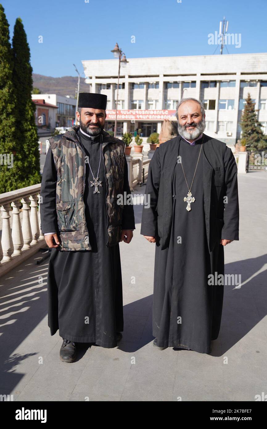 Gilles Bader/MAXPPP Stepanakert 10/20/2020 l'église et la foi aident les habitants du Haut Karabakh à tenir face à la guerre, l'évèque Bagrat Galstanyan vient soutenir moralement la population du haut Karabakh, sa croix est faite symboliquement en métal de balle de fusil afin de conjurer le sort et envoyer un message de paix Stepanakert 10/20/2020 church and faith help the inhabitants of Nagorno Karabakh to stand up to war, Bishop Bagrat Galstanyan comes to morally support the population of Nagorno Karabakh, his cross is symbolically made of rifle bullet metal in order to ward off fate and se Stock Photo