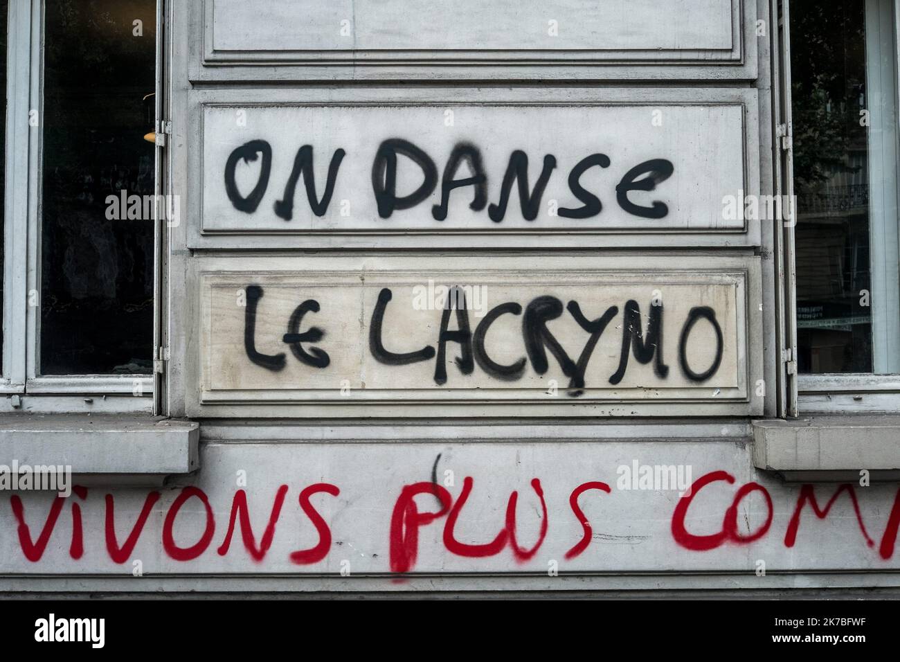 ©Michael Bunel / Le Pictorium/MAXPPP - Michael Bunel / Le Pictorium - 16/06/2016 - France / Paris - On dans le lacrymo. Casses et graffitis sur le chemin de la derniere manifestation contre les propositions de reforme du travail a Paris le 14 juin 2016. Quarante personnes ont ete blessees et les autorites ont procede a 73 arrestations. 16 juin 2016. Paris, France. / 16/06/2016 - France / Paris - We in the tear gas. Breakages and graffiti on the way to the last demonstration against the labor reform proposals in Paris on June 14, 2016. Forty people were injured and the authorities made 73 arres Stock Photo