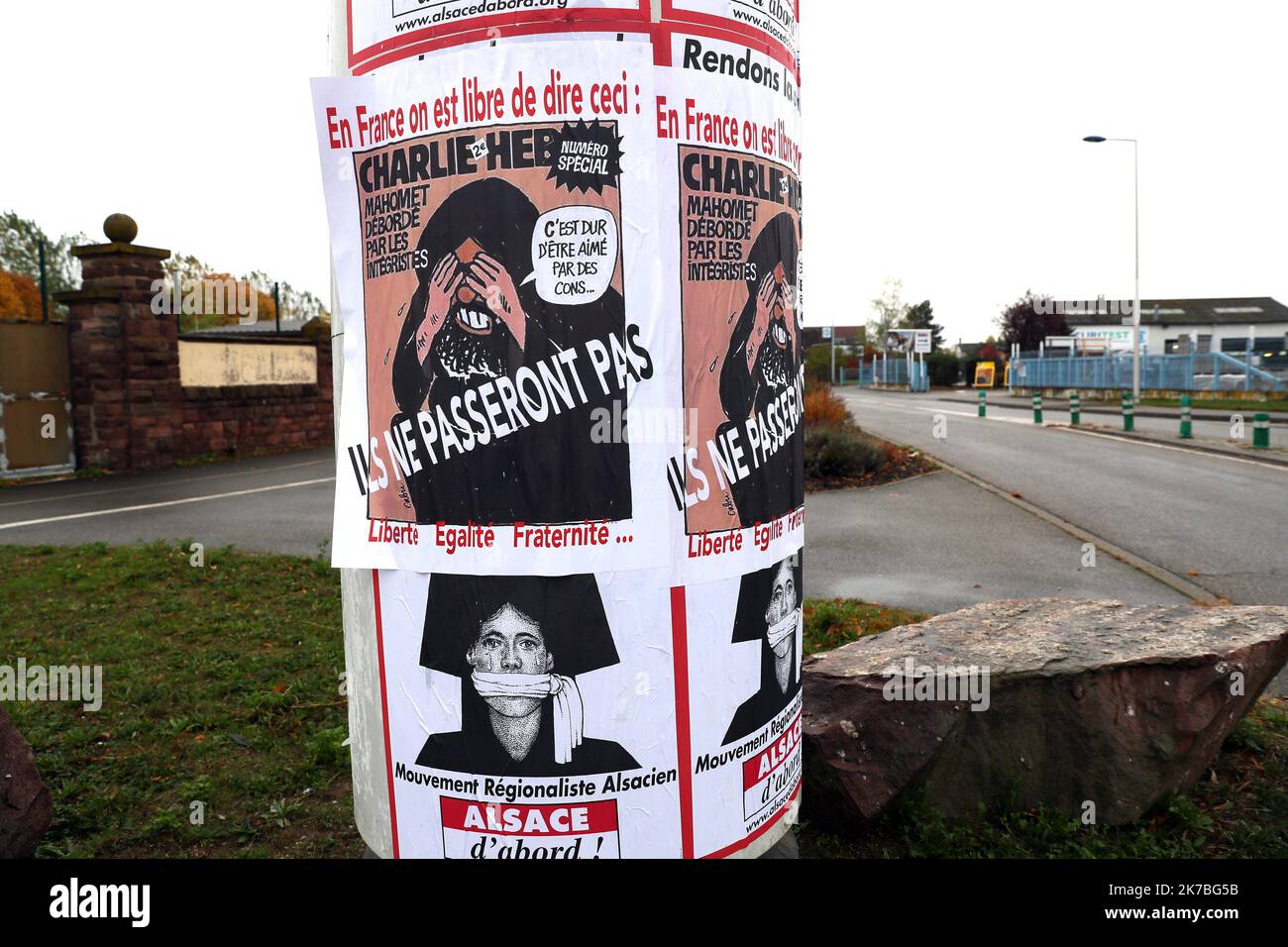 ©PHOTOPQR/L'ALSACE/Thierry GACHON ; Colmar ; 23/10/2020 ; Une semaine après l'assassinat de Samuel Paty, des affiches reproduisant la une du journal Charlie Hebdo avec la caricature de Mahomet dessinée par Cabu 'C'est dur d'être aimé par les cons' ont été collées dans la nuit du 23 octobre 2020 sur les colonnes Morris de Colmar (Haut-Rhin) avec le message suivant : 'En France on est libre de dire ceci' et 'Ils ne passeront pas', suivi de 'Liberté Egalité Fraternité...' (Rue du Logelbach à Colmar). A week after the assassination of Samuel Paty, posters reproducing the front page of the Charlie  Stock Photo