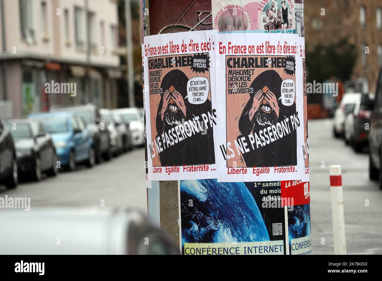 ©PHOTOPQR/L'ALSACE/Thierry GACHON ; Colmar ; 23/10/2020 ; Une semaine après l'assassinat de Samuel Paty, des affiches reproduisant la une du journal Charlie Hebdo avec la caricature de Mahomet dessinée par Cabu 'C'est dur d'être aimé par les cons' ont été collées dans la nuit du 23 octobre 2020 sur les colonnes Morris de Colmar (Haut-Rhin) avec le message suivant : 'En France on est libre de dire ceci' et 'Ils ne passeront pas', suivi de 'Liberté Egalité Fraternité...' (Rue du Logelbach à Colmar). A week after the assassination of Samuel Paty, posters reproducing the front page of the Charlie  Stock Photo