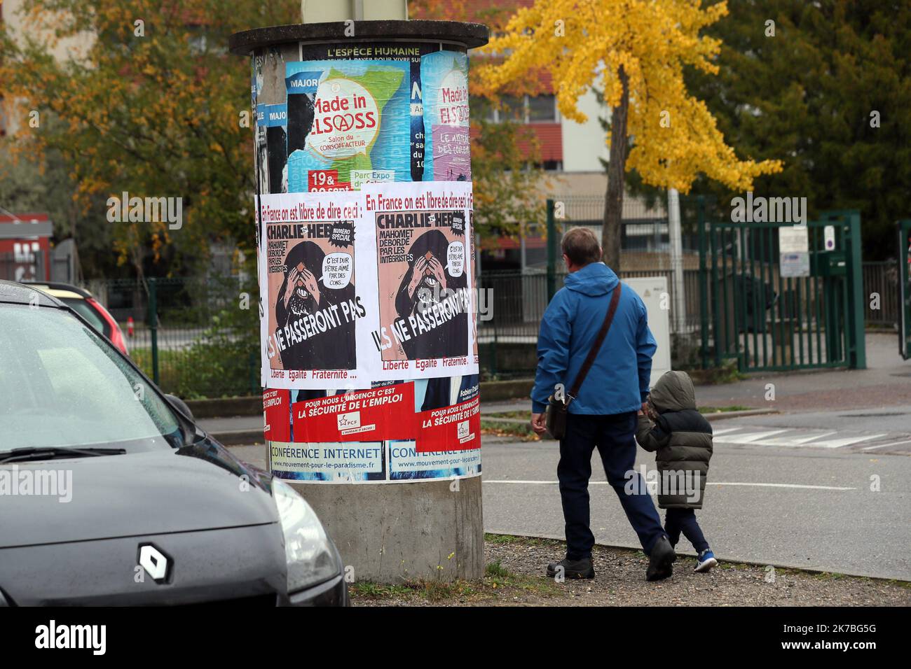 ©PHOTOPQR/L'ALSACE/Thierry GACHON ; Colmar ; 23/10/2020 ; Une semaine après l'assassinat de Samuel Paty, des affiches reproduisant la une du journal Charlie Hebdo avec la caricature de Mahomet dessinée par Cabu 'C'est dur d'être aimé par les cons' ont été collées dans la nuit du 23 octobre 2020 sur les colonnes Morris de Colmar (Haut-Rhin) avec le message suivant : 'En France on est libre de dire ceci' et 'Ils ne passeront pas', suivi de 'Liberté Egalité Fraternité...' (Rue du Logelbach à Colmar). A week after the assassination of Samuel Paty, posters reproducing the front page of the Charlie  Stock Photo