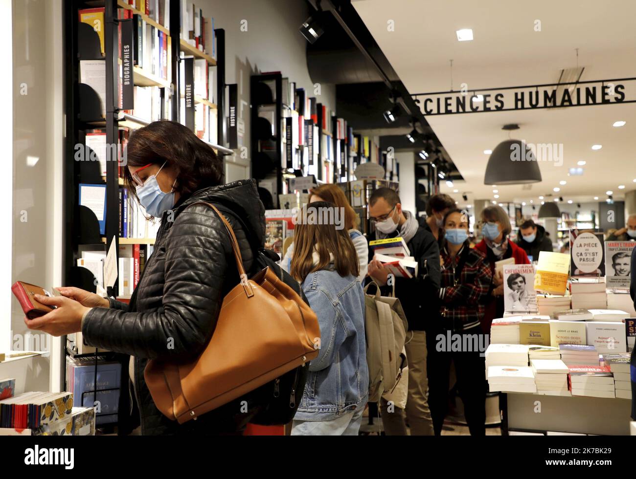 ©PHOTOPQR/LE PARISIEN/Delphine Goldsztejn ; PARIS ; 29/10/2020 ; Denier jour d'ouverture pour les librairies avant le confinement Ruée sur les librairies Librairie Le Divan, 203 Rue de la Convention, 75015 Paris 29/10/2020 Photo : Delphine Goldsztejn - Paris, France, oct 29th 2020 - rush to bookstores on the eve of re-containment  Stock Photo