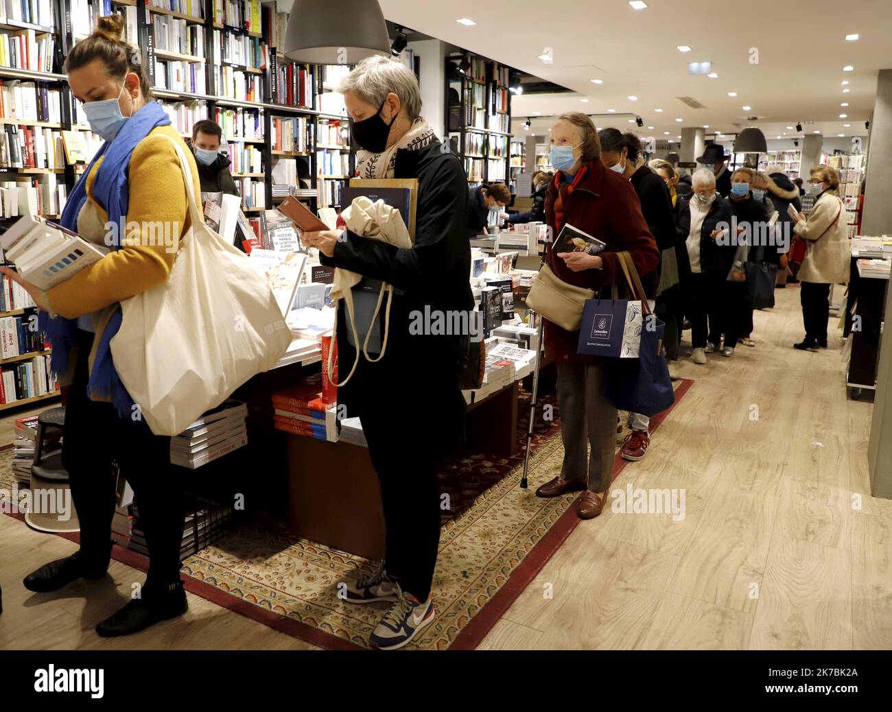 ©PHOTOPQR/LE PARISIEN/Delphine Goldsztejn ; PARIS ; 29/10/2020 ; Denier jour d'ouverture pour les librairies avant le confinement Ruée sur les librairies Librairie Le Divan, 203 Rue de la Convention, 75015 Paris 29/10/2020 Photo : Delphine Goldsztejn - Paris, France, oct 29th 2020 - rush to bookstores on the eve of re-containment  Stock Photo