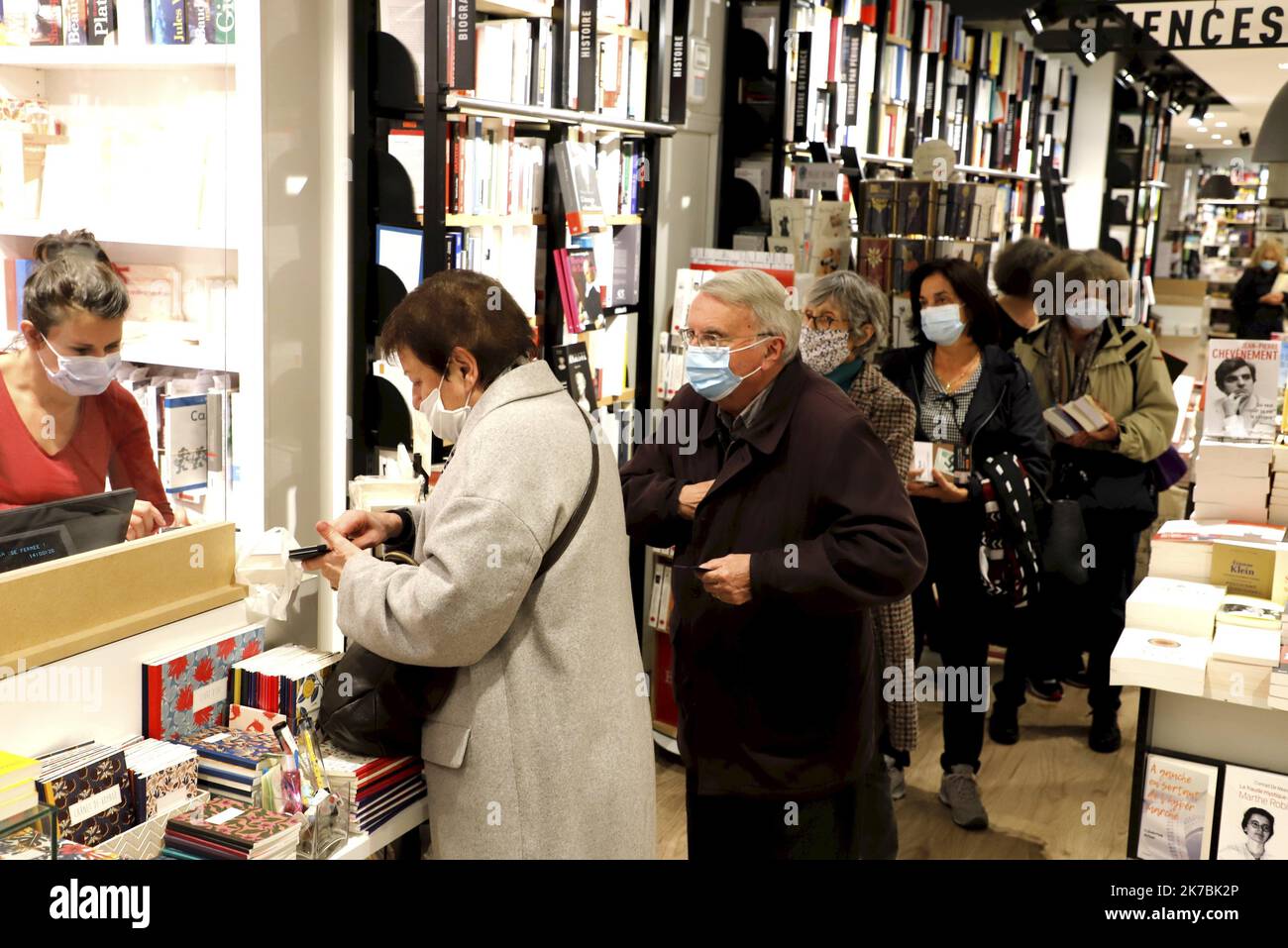 ©PHOTOPQR/LE PARISIEN/Delphine Goldsztejn ; PARIS ; 29/10/2020 ; Denier jour d'ouverture pour les librairies avant le confinement Ruée sur les librairies Librairie Le Divan, 203 Rue de la Convention, 75015 Paris 29/10/2020 Photo : Delphine Goldsztejn - Paris, France, oct 29th 2020 - rush to bookstores on the eve of re-containment  Stock Photo