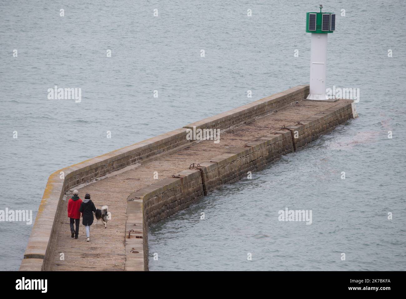 ©PHOTOPQR/OUEST FRANCE/QUEMENER YVES-MARIE ; Douarnenez ; 30/10/2020 ; Premier jour du deuxième confinement. Dans le cadre de la sortie quotidienne avec un périmètre de 1 kilomètre, les plages et sentiers côtiers ne sont pas interdits pour l'instant. Lors du premier confinement, l’arrêté préfectoral interdisait l’accès aux plages, plans d’eau intérieurs, espaces de stationnement les desservant et sentiers littoraux. PHOTO YVES-MARIE QUEMENER / OUEST-FRANCE - 2020/10/30. First day of re-lockdown.  Stock Photo