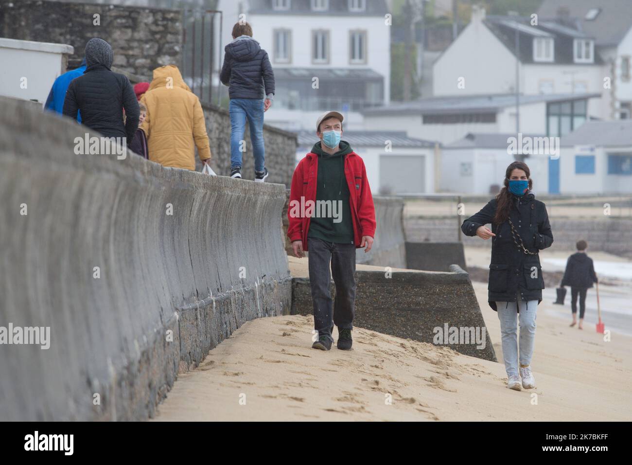 ©PHOTOPQR/OUEST FRANCE/QUEMENER YVES-MARIE ; Douarnenez ; 30/10/2020 ; Premier jour du deuxième confinement. Dans le cadre de la sortie quotidienne avec un périmètre de 1 kilomètre, les plages et sentiers côtiers ne sont pas interdits pour l'instant. Lors du premier confinement, l’arrêté préfectoral interdisait l’accès aux plages, plans d’eau intérieurs, espaces de stationnement les desservant et sentiers littoraux. PHOTO YVES-MARIE QUEMENER / OUEST-FRANCE - 2020/10/30. First day of re-lockdown.  Stock Photo