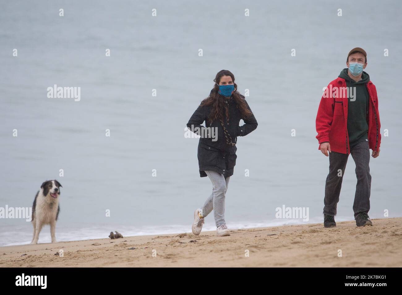 ©PHOTOPQR/OUEST FRANCE/QUEMENER YVES-MARIE ; Douarnenez ; 30/10/2020 ; Premier jour du deuxième confinement. Dans le cadre de la sortie quotidienne avec un périmètre de 1 kilomètre, les plages et sentiers côtiers ne sont pas interdits pour l'instant. Lors du premier confinement, l’arrêté préfectoral interdisait l’accès aux plages, plans d’eau intérieurs, espaces de stationnement les desservant et sentiers littoraux. PHOTO YVES-MARIE QUEMENER / OUEST-FRANCE - 2020/10/30. First day of re-lockdown.  Stock Photo