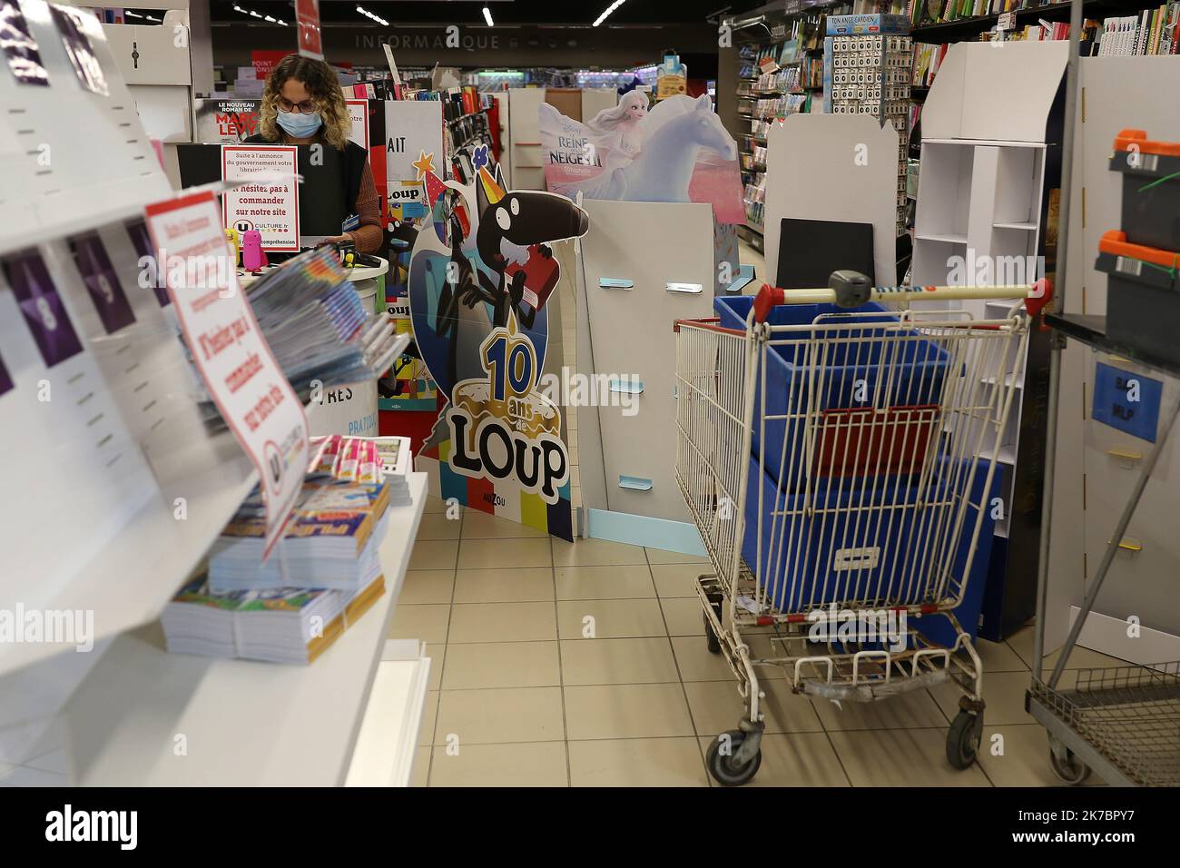 ©PHOTOPQR/LE TELEGRAMME/Vincent Michel ; Chateaugiron ; 04/11/2020 ; Photo © Vincent Michel / Le Mensuel de Rennes. CHATEAUGIRON (35): Les rayons des supermarches proposant des produits non-essentiels ont ete oblige de fermer par decret gouvernemental - France, 04 November 2020 - New lockdown against covid-19 pandemic spread, until dec 1st 2020 Stock Photo