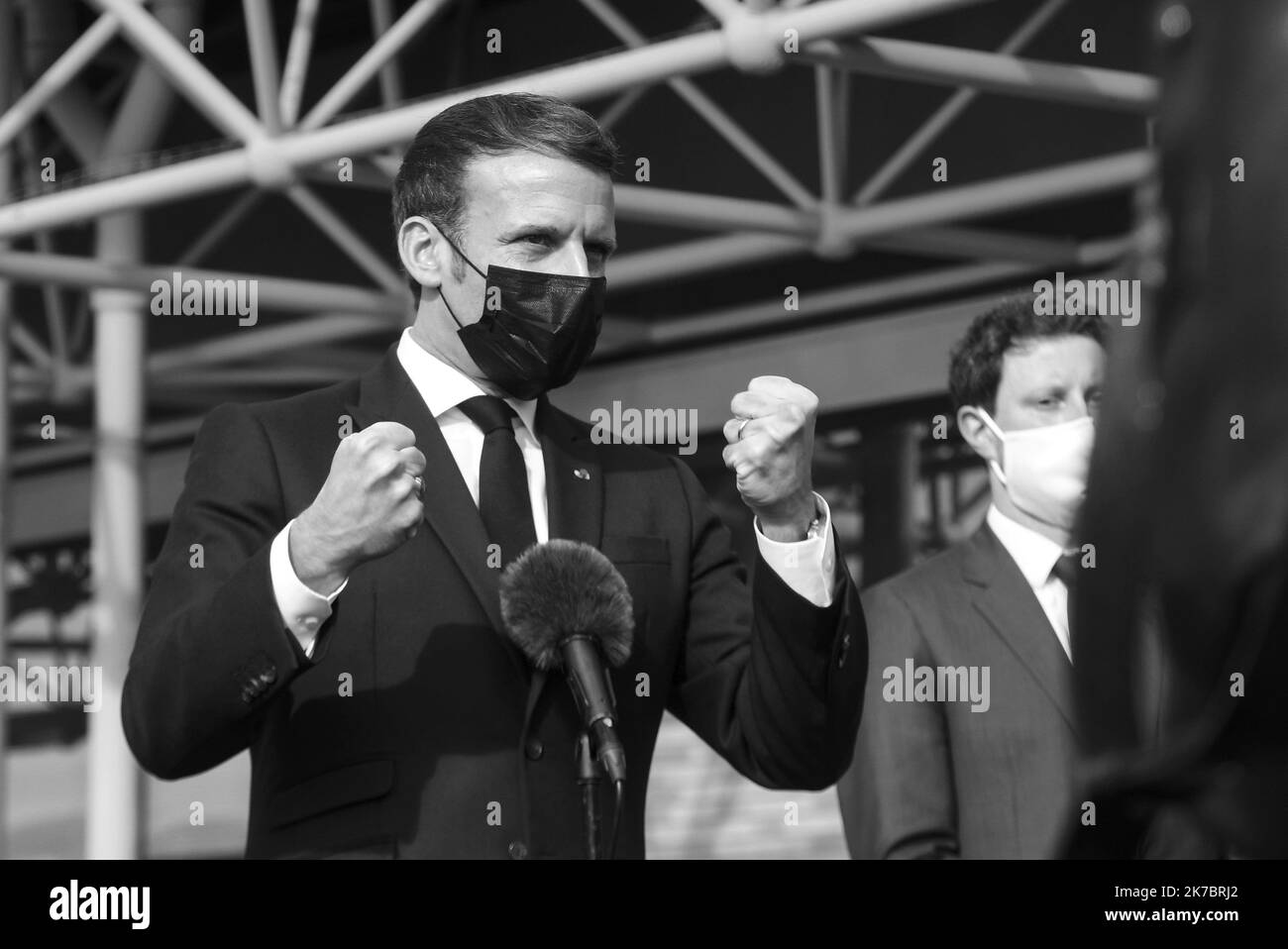 ©PHOTOPQR/L'INDEPENDANT/Clementz Michel ; LE PERTHUS ; 05/11/2020 ; LE PERTHUS LE 5 NOVEMBRE 2020 / POLITIQUE / DEPLACEMENT DU PRESIDENT DE LA REPUBLIQUE FRANCAISE EMMANUEL MACRON AU POSTE FRONTIERE AVEC L'ESPAGNE DU PERTHUS DANS LES PYRENEES-ORIENTALES / VISITE DES EFFECTIFS ET DU CCPD / ILLUSTRATION / - 2020/11/05. French President Emmanuel Macron. Stock Photo