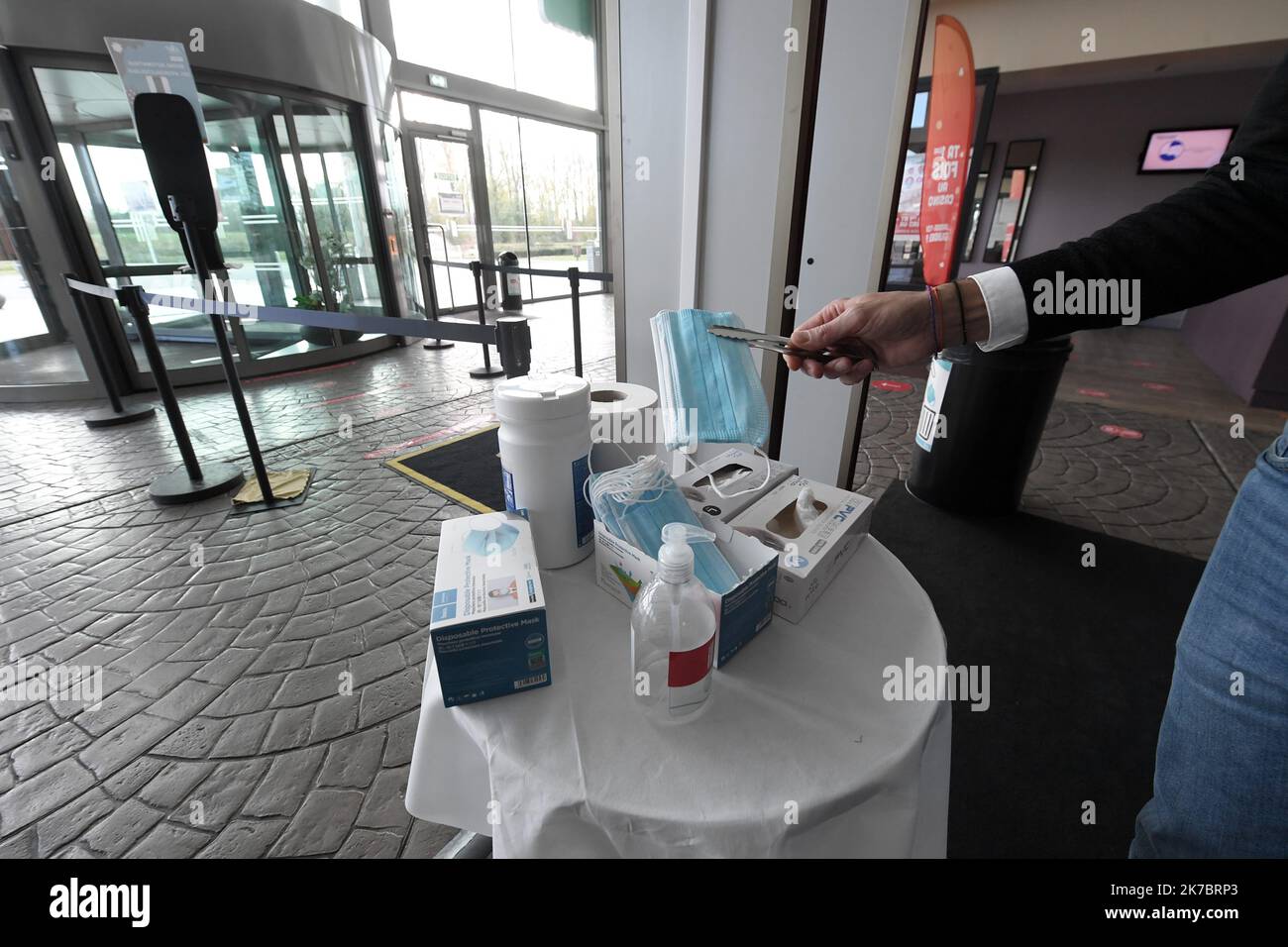 ©PHOTOPQR/VOIX DU NORD/PIERRE ROUANET ; 06/11/2020 ; 06/11/2020. Reconfinement (confinement 2) covid-19, jour 8. Le Pasino, le casino Partouche de Saint-Amand-les-Eaux, est actuellement fermé. L'établissement avait entièrement revu son organisation pour répondre aux protocoles sanitaires après le déconfinement : spectacles annulés, restaurants fermés et jeux réinstallés dans de nouveaux espaces (tables de roulette et de blackjack, et machines à sous). PHOTO PIERRE ROUANET LA VOIX DU NORD - the Partouche Casino of Saint-Amand-les-Eaux Stock Photo