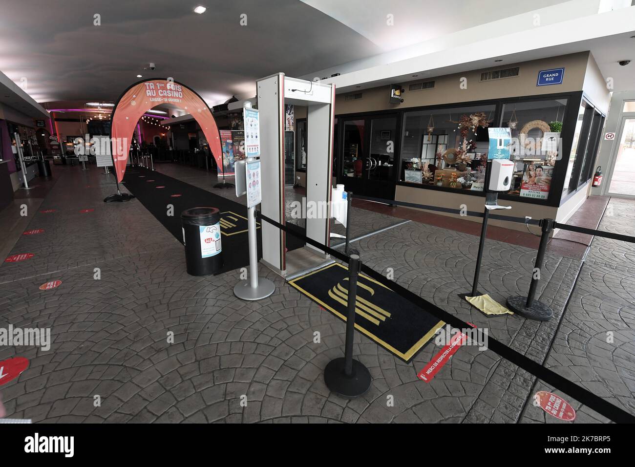 ©PHOTOPQR/VOIX DU NORD/PIERRE ROUANET ; 06/11/2020 ; 06/11/2020. Reconfinement (confinement 2) covid-19, jour 8. Le Pasino, le casino Partouche de Saint-Amand-les-Eaux, est actuellement fermé. L'établissement avait entièrement revu son organisation pour répondre aux protocoles sanitaires après le déconfinement : spectacles annulés, restaurants fermés et jeux réinstallés dans de nouveaux espaces (tables de roulette et de blackjack, et machines à sous). PHOTO PIERRE ROUANET LA VOIX DU NORD - the Partouche Casino of Saint-Amand-les-Eaux Stock Photo