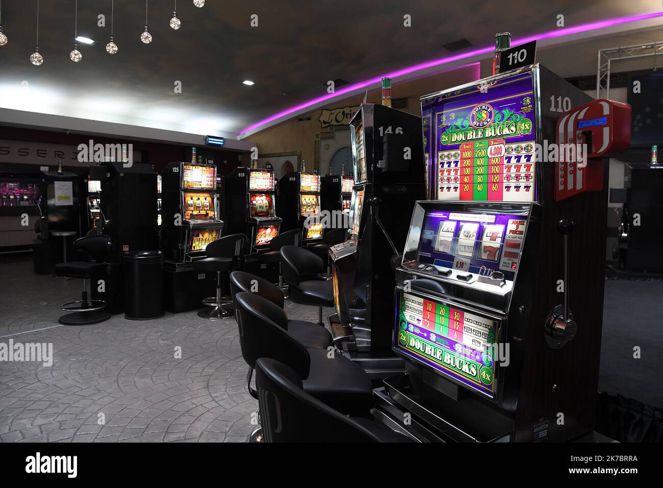 ©PHOTOPQR/VOIX DU NORD/PIERRE ROUANET ; 06/11/2020 ; 06/11/2020. Reconfinement (confinement 2) covid-19, jour 8. Le Pasino, le casino Partouche de Saint-Amand-les-Eaux, est actuellement fermé. L'établissement avait entièrement revu son organisation pour répondre aux protocoles sanitaires après le déconfinement : spectacles annulés, restaurants fermés et jeux réinstallés dans de nouveaux espaces (tables de roulette et de blackjack, et machines à sous). PHOTO PIERRE ROUANET LA VOIX DU NORD - the Partouche Casino of Saint-Amand-les-Eaux Stock Photo