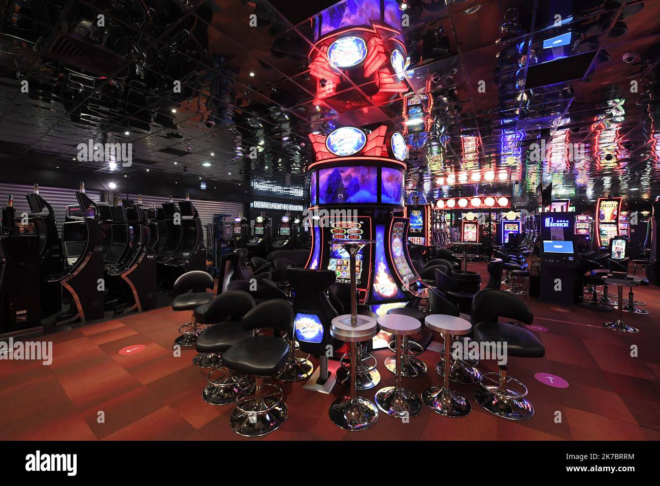 ©PHOTOPQR/VOIX DU NORD/PIERRE ROUANET ; 06/11/2020 ; 06/11/2020. Reconfinement (confinement 2) covid-19, jour 8. Le Pasino, le casino Partouche de Saint-Amand-les-Eaux, est actuellement fermé. L'établissement avait entièrement revu son organisation pour répondre aux protocoles sanitaires après le déconfinement : spectacles annulés, restaurants fermés et jeux réinstallés dans de nouveaux espaces (tables de roulette et de blackjack, et machines à sous). PHOTO PIERRE ROUANET LA VOIX DU NORD - the Partouche Casino of Saint-Amand-les-Eaux Stock Photo