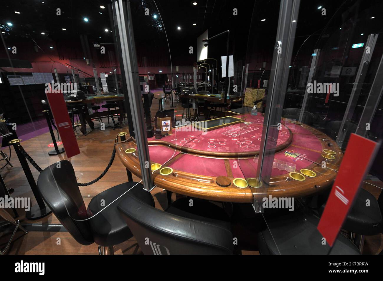 ©PHOTOPQR/VOIX DU NORD/PIERRE ROUANET ; 06/11/2020 ; 06/11/2020. Reconfinement (confinement 2) covid-19, jour 8. Le Pasino, le casino Partouche de Saint-Amand-les-Eaux, est actuellement fermé. L'établissement avait entièrement revu son organisation pour répondre aux protocoles sanitaires après le déconfinement : spectacles annulés, restaurants fermés et jeux réinstallés dans de nouveaux espaces (tables de roulette et de blackjack, et machines à sous). PHOTO PIERRE ROUANET LA VOIX DU NORD - the Partouche Casino of Saint-Amand-les-Eaux Stock Photo