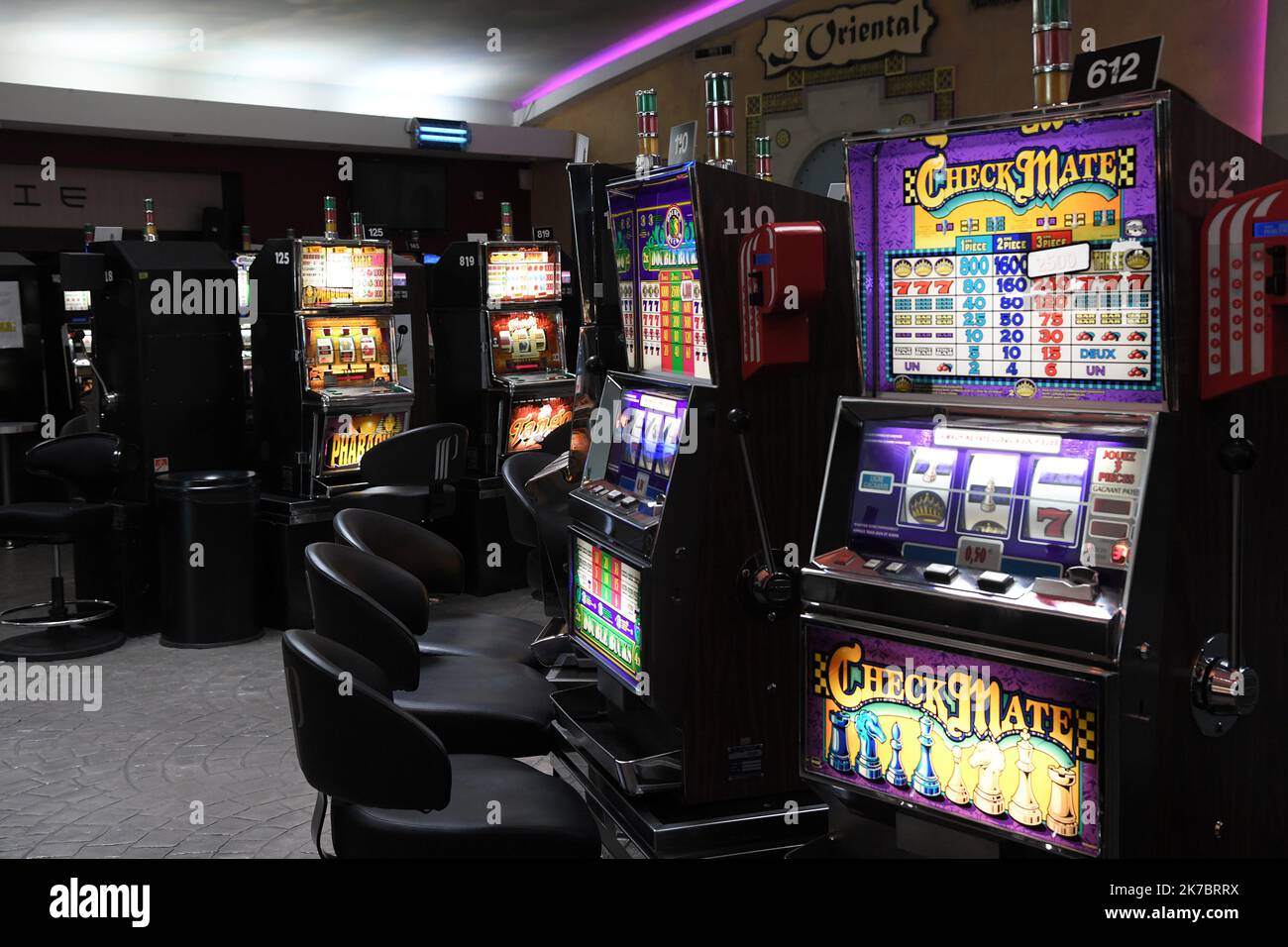 ©PHOTOPQR/VOIX DU NORD/PIERRE ROUANET ; 06/11/2020 ; 06/11/2020. Reconfinement (confinement 2) covid-19, jour 8. Le Pasino, le casino Partouche de Saint-Amand-les-Eaux, est actuellement fermé. L'établissement avait entièrement revu son organisation pour répondre aux protocoles sanitaires après le déconfinement : spectacles annulés, restaurants fermés et jeux réinstallés dans de nouveaux espaces (tables de roulette et de blackjack, et machines à sous). PHOTO PIERRE ROUANET LA VOIX DU NORD - the Partouche Casino of Saint-Amand-les-Eaux Stock Photo