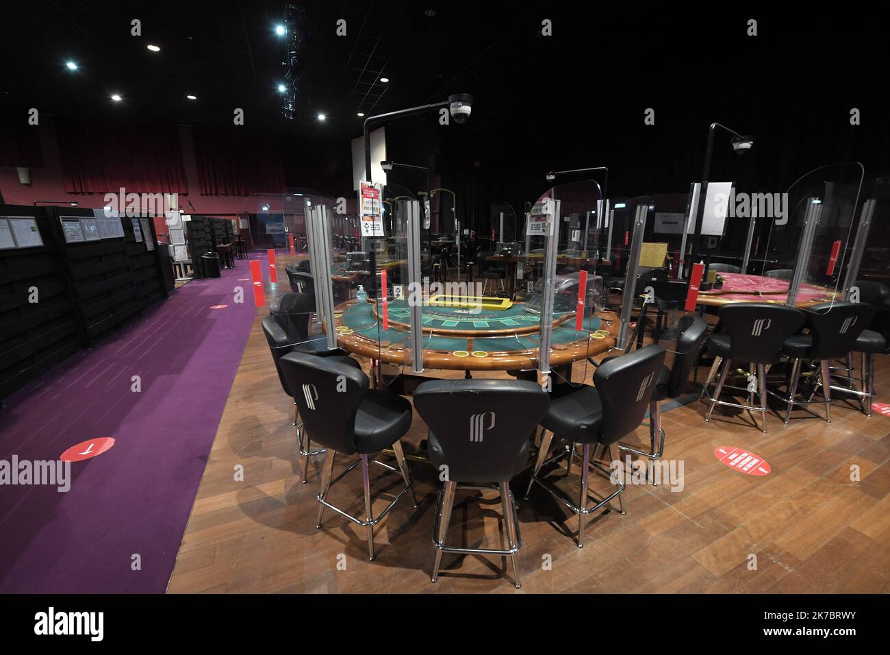 ©PHOTOPQR/VOIX DU NORD/PIERRE ROUANET ; 06/11/2020 ; 06/11/2020. Reconfinement (confinement 2) covid-19, jour 8. Le Pasino, le casino Partouche de Saint-Amand-les-Eaux, est actuellement fermé. L'établissement avait entièrement revu son organisation pour répondre aux protocoles sanitaires après le déconfinement : spectacles annulés, restaurants fermés et jeux réinstallés dans de nouveaux espaces (tables de roulette et de blackjack, et machines à sous). PHOTO PIERRE ROUANET LA VOIX DU NORD - the Partouche Casino of Saint-Amand-les-Eaux Stock Photo