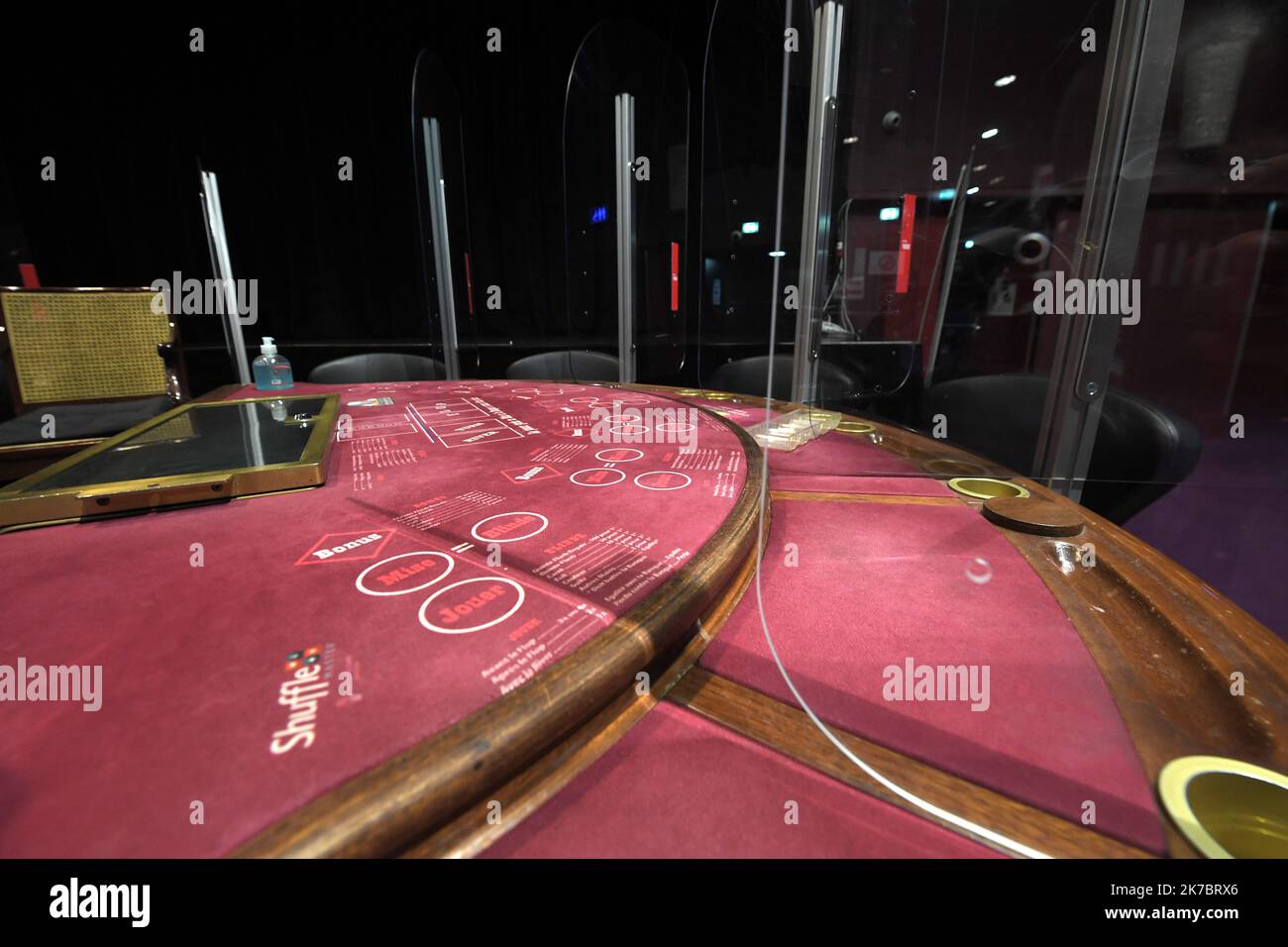 ©PHOTOPQR/VOIX DU NORD/PIERRE ROUANET ; 06/11/2020 ; 06/11/2020. Reconfinement (confinement 2) covid-19, jour 8. Le Pasino, le casino Partouche de Saint-Amand-les-Eaux, est actuellement fermé. L'établissement avait entièrement revu son organisation pour répondre aux protocoles sanitaires après le déconfinement : spectacles annulés, restaurants fermés et jeux réinstallés dans de nouveaux espaces (tables de roulette et de blackjack, et machines à sous). PHOTO PIERRE ROUANET LA VOIX DU NORD - the Partouche Casino of Saint-Amand-les-Eaux Stock Photo