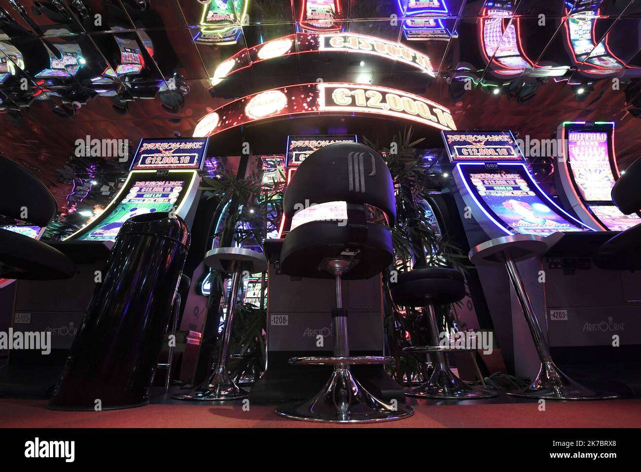 ©PHOTOPQR/VOIX DU NORD/PIERRE ROUANET ; 06/11/2020 ; 06/11/2020. Reconfinement (confinement 2) covid-19, jour 8. Le Pasino, le casino Partouche de Saint-Amand-les-Eaux, est actuellement fermé. L'établissement avait entièrement revu son organisation pour répondre aux protocoles sanitaires après le déconfinement : spectacles annulés, restaurants fermés et jeux réinstallés dans de nouveaux espaces (tables de roulette et de blackjack, et machines à sous). PHOTO PIERRE ROUANET LA VOIX DU NORD - the Partouche Casino of Saint-Amand-les-Eaux Stock Photo