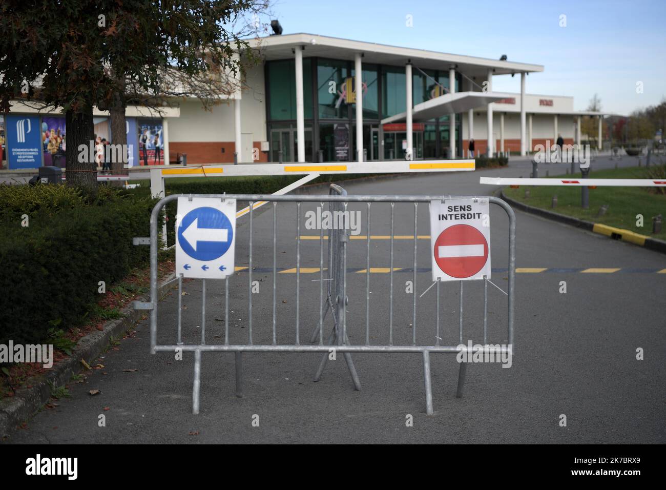 ©PHOTOPQR/VOIX DU NORD/PIERRE ROUANET ; 06/11/2020 ; 06/11/2020. Reconfinement (confinement 2) covid-19, jour 8. Le Pasino, le casino Partouche de Saint-Amand-les-Eaux, est actuellement fermé. L'établissement avait entièrement revu son organisation pour répondre aux protocoles sanitaires après le déconfinement : spectacles annulés, restaurants fermés et jeux réinstallés dans de nouveaux espaces (tables de roulette et de blackjack, et machines à sous). PHOTO PIERRE ROUANET LA VOIX DU NORD - the Partouche Casino of Saint-Amand-les-Eaux Stock Photo