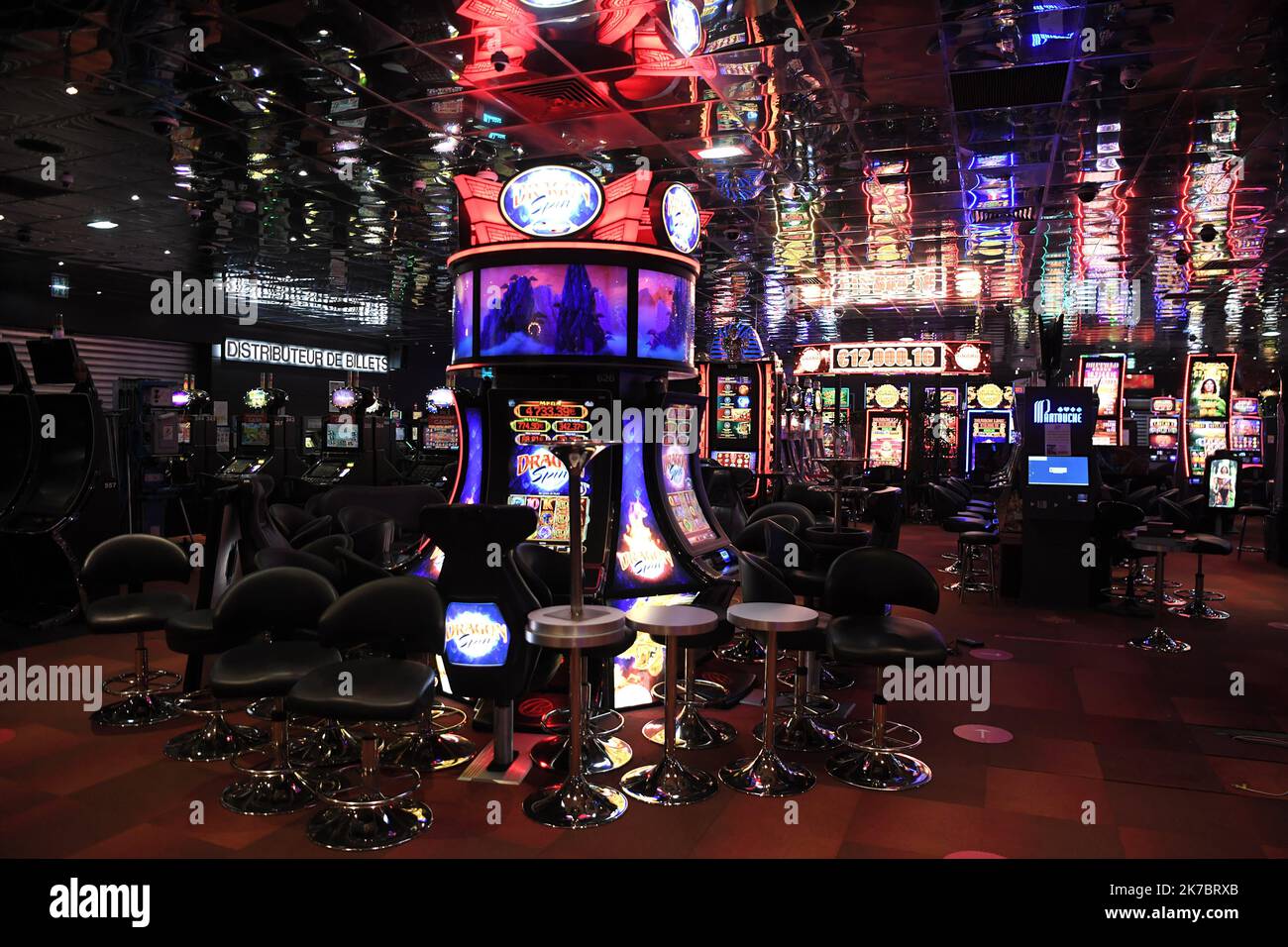 ©PHOTOPQR/VOIX DU NORD/PIERRE ROUANET ; 06/11/2020 ; 06/11/2020. Reconfinement (confinement 2) covid-19, jour 8. Le Pasino, le casino Partouche de Saint-Amand-les-Eaux, est actuellement fermé. L'établissement avait entièrement revu son organisation pour répondre aux protocoles sanitaires après le déconfinement : spectacles annulés, restaurants fermés et jeux réinstallés dans de nouveaux espaces (tables de roulette et de blackjack, et machines à sous). PHOTO PIERRE ROUANET LA VOIX DU NORD - the Partouche Casino of Saint-Amand-les-Eaux Stock Photo
