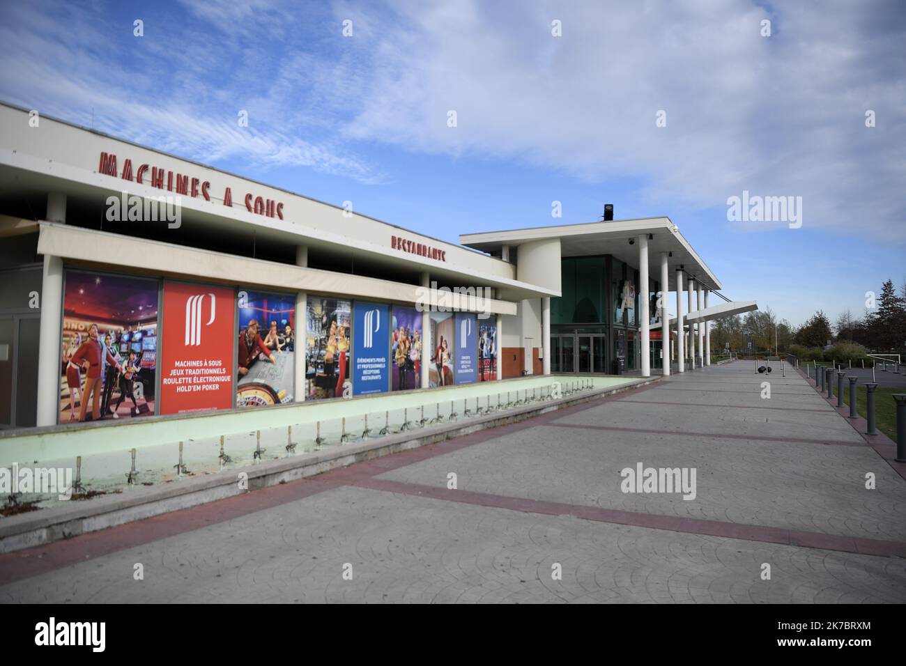 ©PHOTOPQR/VOIX DU NORD/PIERRE ROUANET ; 06/11/2020 ; 06/11/2020. Reconfinement (confinement 2) covid-19, jour 8. Le Pasino, le casino Partouche de Saint-Amand-les-Eaux, est actuellement fermé. L'établissement avait entièrement revu son organisation pour répondre aux protocoles sanitaires après le déconfinement : spectacles annulés, restaurants fermés et jeux réinstallés dans de nouveaux espaces (tables de roulette et de blackjack, et machines à sous). PHOTO PIERRE ROUANET LA VOIX DU NORD - the Partouche Casino of Saint-Amand-les-Eaux Stock Photo