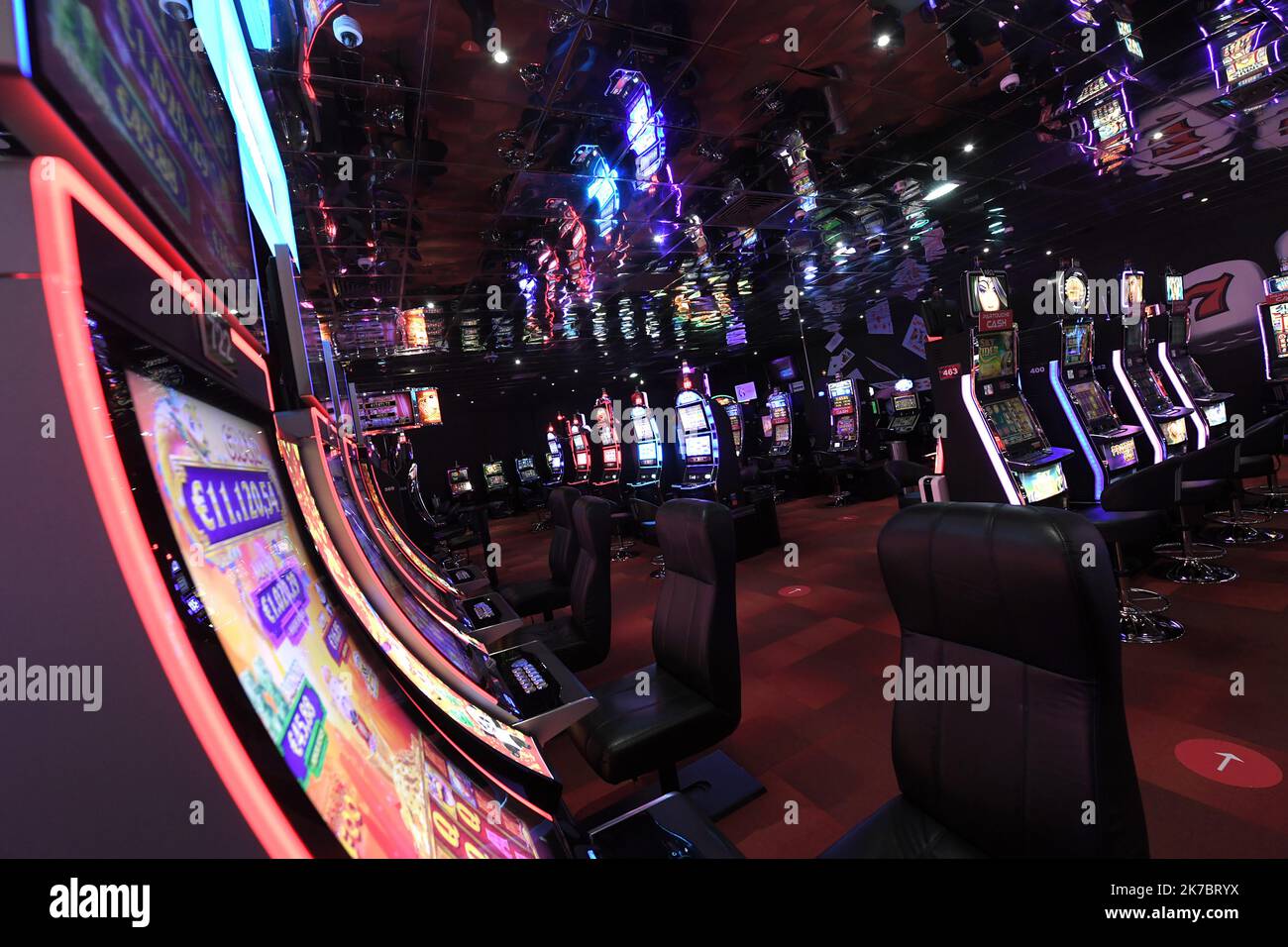 ©PHOTOPQR/VOIX DU NORD/PIERRE ROUANET ; 06/11/2020 ; 06/11/2020. Reconfinement (confinement 2) covid-19, jour 8. Le Pasino, le casino Partouche de Saint-Amand-les-Eaux, est actuellement fermé. L'établissement avait entièrement revu son organisation pour répondre aux protocoles sanitaires après le déconfinement : spectacles annulés, restaurants fermés et jeux réinstallés dans de nouveaux espaces (tables de roulette et de blackjack, et machines à sous). PHOTO PIERRE ROUANET LA VOIX DU NORD - the Partouche Casino of Saint-Amand-les-Eaux Stock Photo