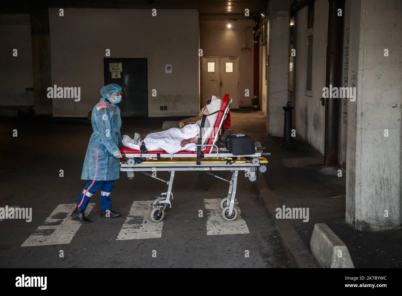 ©Christophe Petit Tesson/MAXPPP - 14/11/2020 ; CLAMART ; FRANCE - French Civil Protection volunteers wearing protective gear arrive with a patient infected with COVID-19, in respiratory distress at an hospital in Clamart, near Paris, France, November 14, 2020. Des volontaires de la Protection civile portant un equipement de protection evacuent un patient infecte par le COVID-19, en dÃ©tresse respiratoire dans une rÃ©sidence pour handicapÃ©s Ã Clamart, prÃ¨s de Paris, France, le 14 novembre 2020. Stock Photo