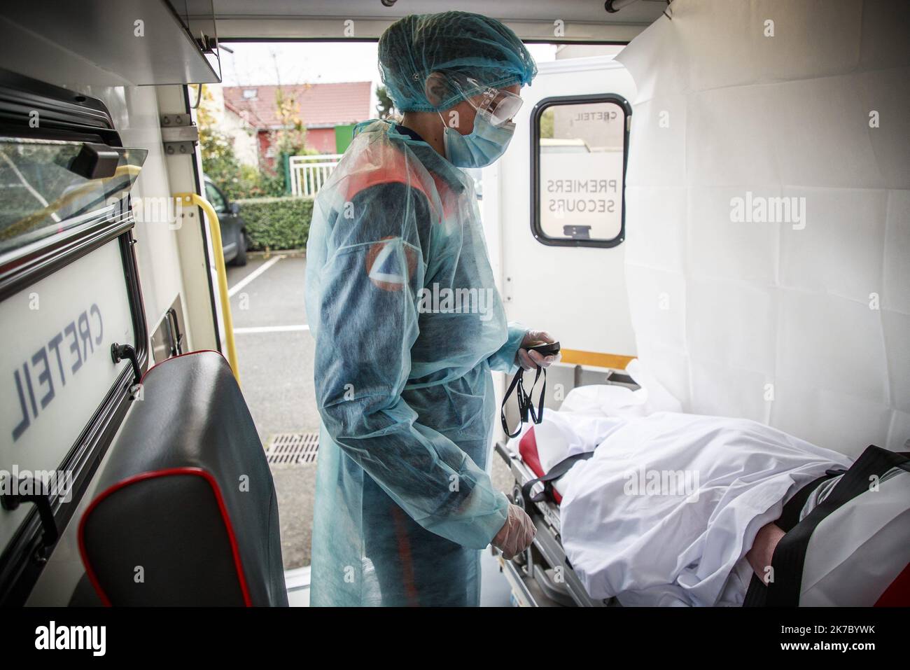 ©Christophe Petit Tesson/MAXPPP - 14/11/2020 ; CLAMART ; FRANCE - French Civil Protection volunteers wearing protective gear evacuate a patient infected with COVID-19, in respiratory distress at a residence for disabled in Clamart, near Paris, France, November 14, 2020. Des volontaires de la Protection civile portant un equipement de protection evacuent un patient infecte par le COVID-19, en dÃ©tresse respiratoire dans une rÃ©sidence pour handicapÃ©s Ã Clamart, prÃ¨s de Paris, France, le 14 novembre 2020. Stock Photo