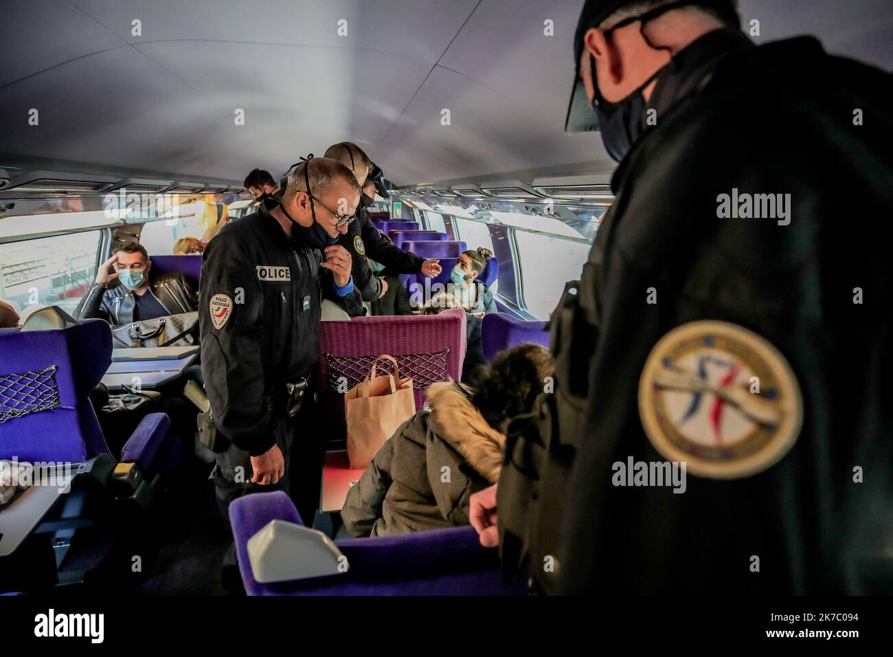 Â©PHOTOPQR/SUD OUEST/guillaume bonnaud Bonnaud Guillaume ; CERBERE ; 12/11/2020 ; LE 12 NOVEMBRE 2020 / POLICE AUX FRONTIERES / MIGRANTS / CONTROLE AUX FRONTIERES / / GARE DE PERPIGNAN / CONTROLE DU TGV BARCELONE / PARIS / PAR LA PAF POLICE AUX FRONTIRES ET ARRESTATION DE MIGRANTS - France Nov 12 2020 Border Police - migrant control  Stock Photo