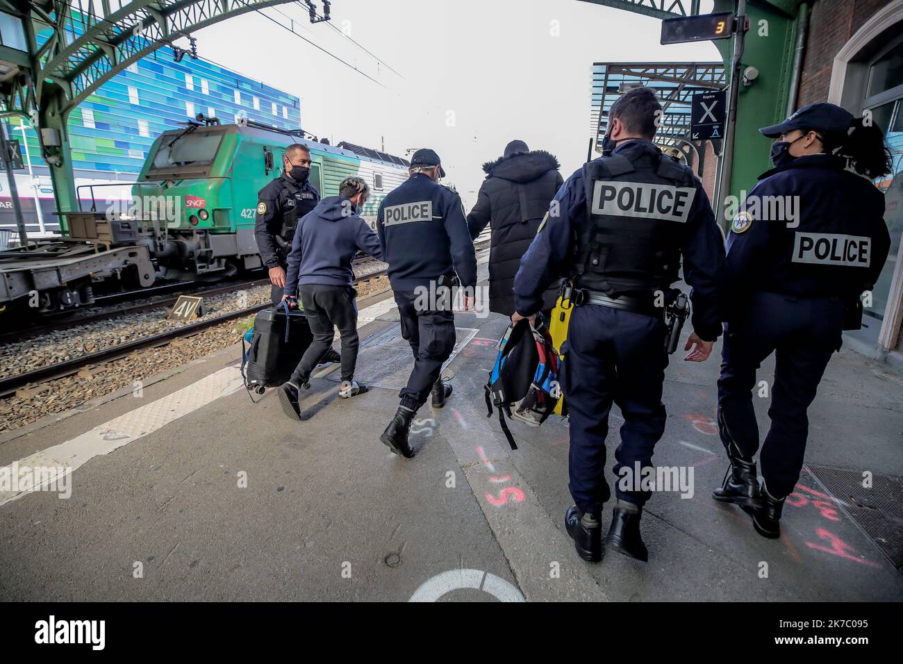 Â©PHOTOPQR/SUD OUEST/guillaume bonnaud Bonnaud Guillaume ; CERBERE ; 12/11/2020 ; LE 12 NOVEMBRE 2020 / POLICE AUX FRONTIERES / MIGRANTS / CONTROLE AUX FRONTIERES / / GARE DE PERPIGNAN / CONTROLE DU TGV BARCELONE / PARIS / PAR LA PAF POLICE AUX FRONTIRES ET ARRESTATION DE MIGRANTS - France Nov 12 2020 Border Police - migrant control  Stock Photo