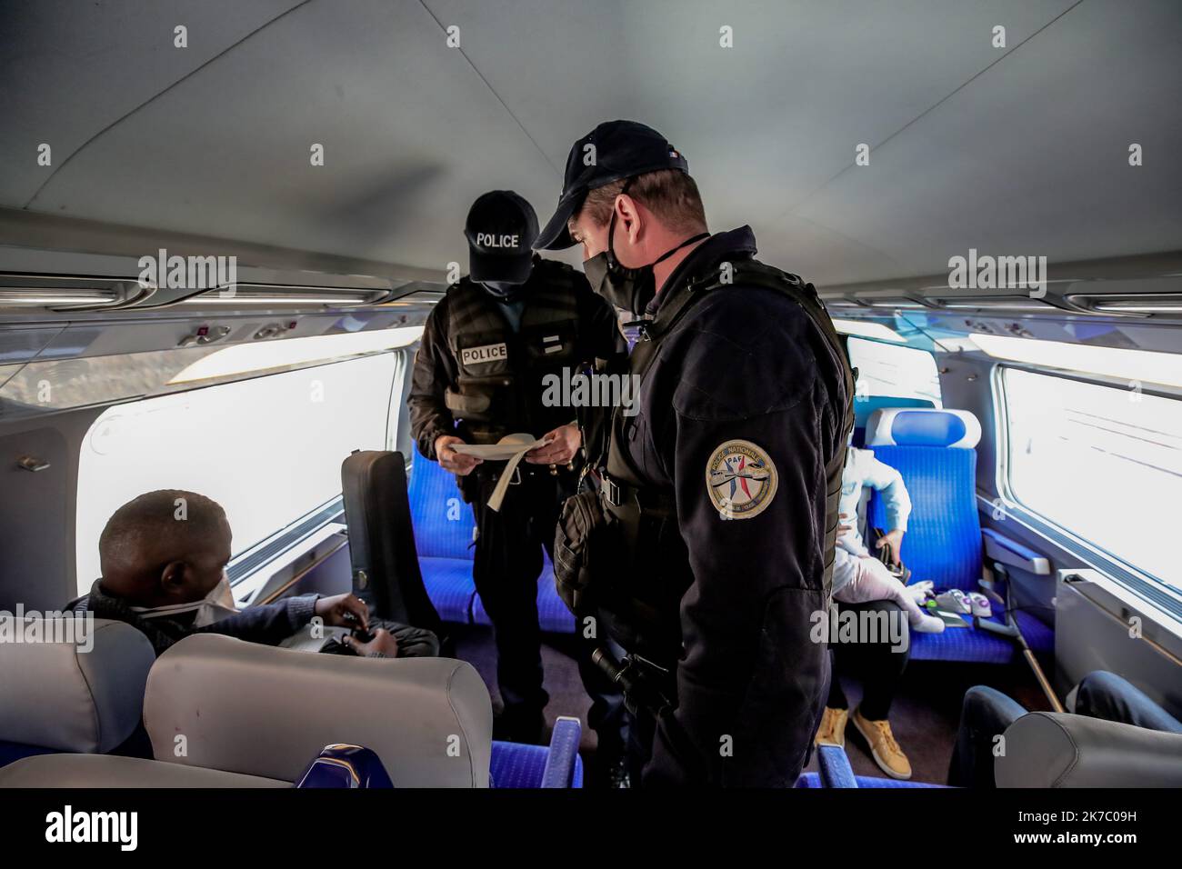 Â©PHOTOPQR/SUD OUEST/guillaume bonnaud Bonnaud Guillaume ; CERBERE ; 12/11/2020 ; LE 12 NOVEMBRE 2020 / POLICE AUX FRONTIERES / MIGRANTS / CONTROLE AUX FRONTIERES / / GARE DE PERPIGNAN / CONTROLE DU TGV BARCELONE / PARIS / PAR LA PAF POLICE AUX FRONTIRES ET ARRESTATION DE MIGRANTS - France Nov 12 2020 Border Police - migrant control  Stock Photo