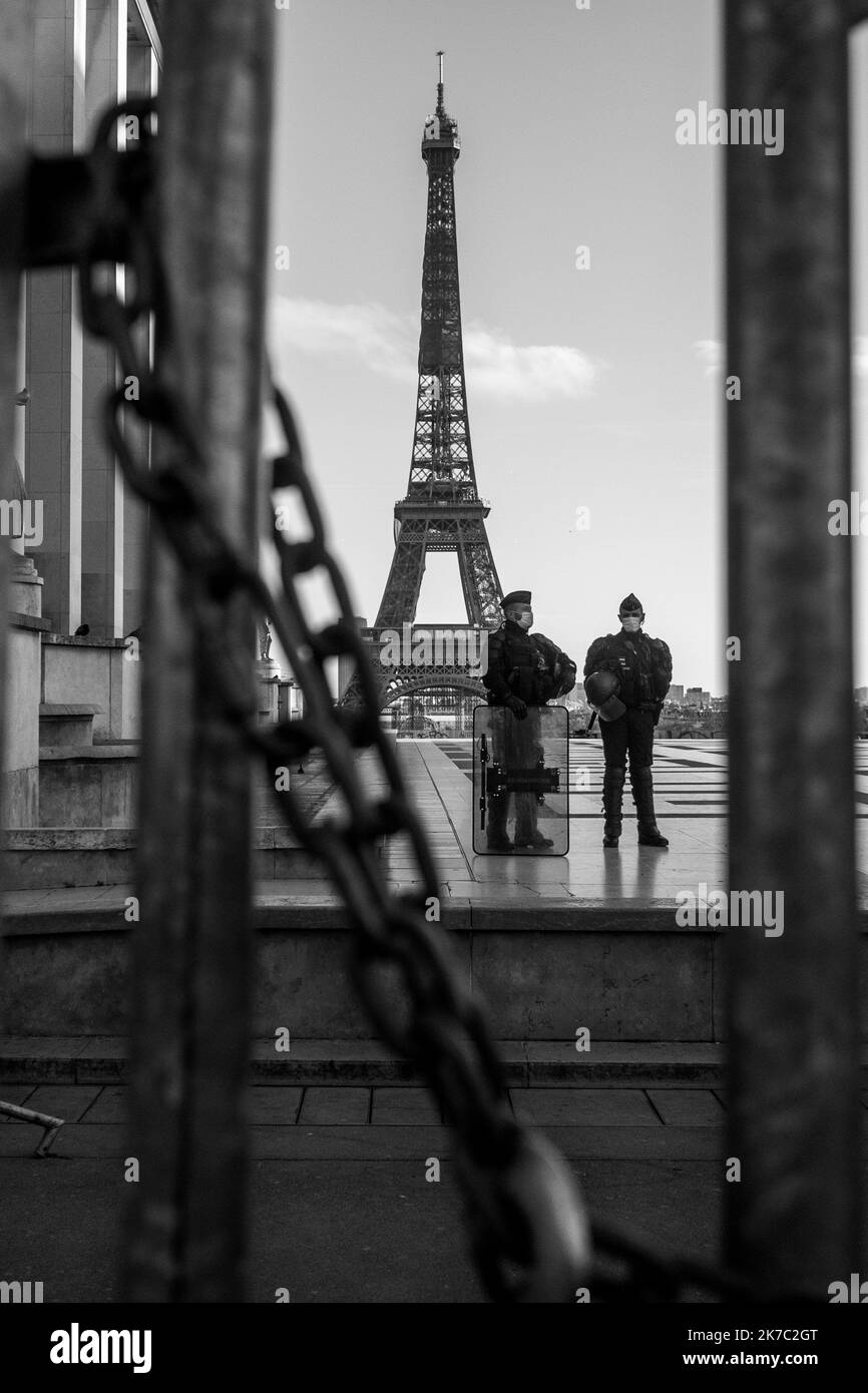 ©Michael Bunel / Le Pictorium/MAXPPP - Michael Bunel / Le Pictorium - 21/11/2020 - France / Ile-de-France / Paris - Parvis des droits de l'homme inaccessible au public et garde par la police. 10 000 personnes se sont rassemblees place du Trocadero pour protester contre la loi securite globale (loi Darmanin). La loi cherche notamment a limiter la captation en image des policiers en service. 21 novembre 2020. Paris, France. / 21/11/2020 - France / Ile-de-France (region) / Paris - Human rights forecourt inaccessible to the public and guarded by the police. 10,000 people gathered in Place du Troca Stock Photo