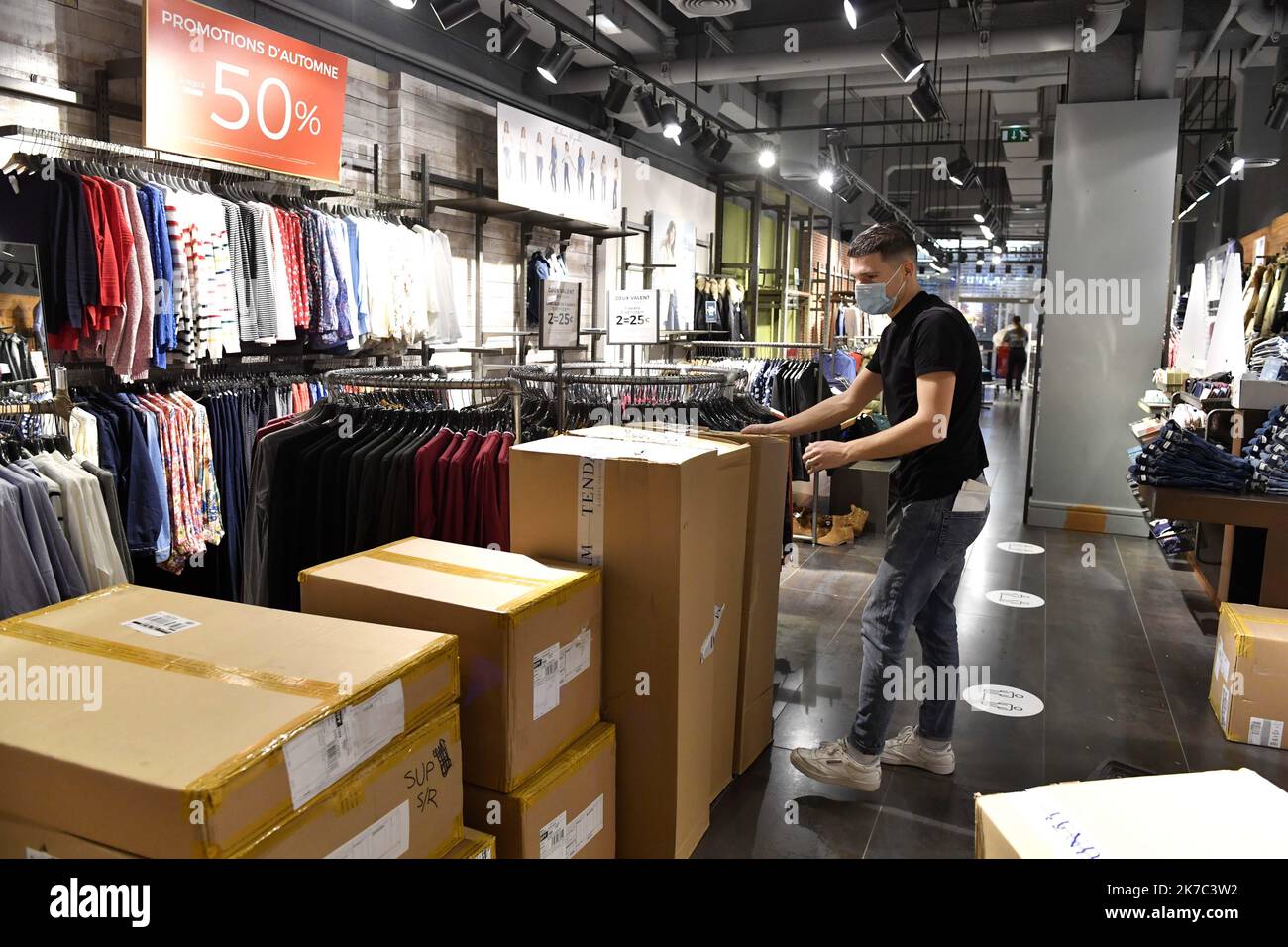 Dans le magasin hi-res stock photography and images - Alamy
