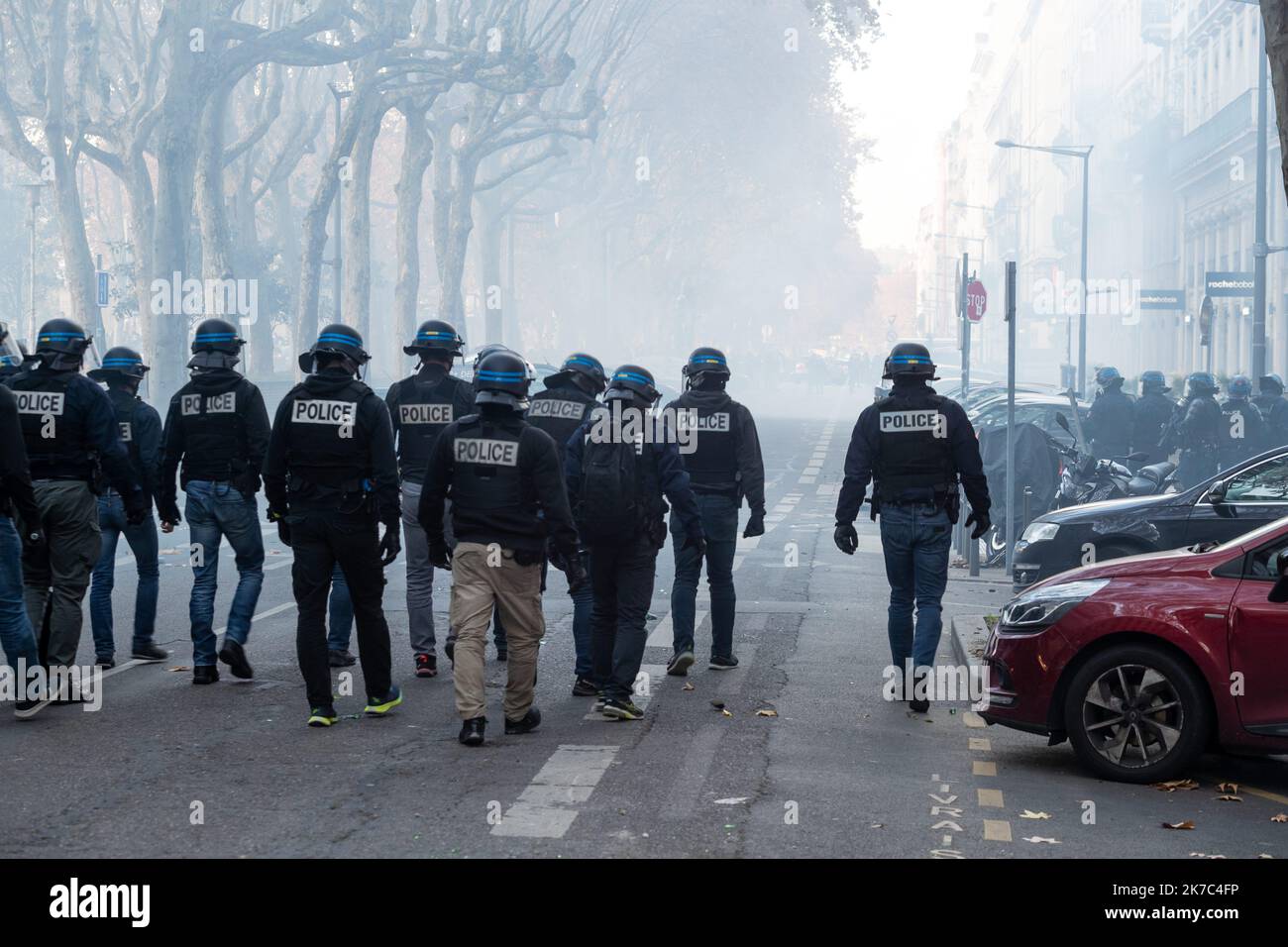 ©Nicolas Beaumont / Le Pictorium/MAXPPP - Nicolas Beaumont / Le Pictorium - 28/11/2020 - France / Rhone / Lyon - A proximite de la prefecture du Rhone, une partie des manifestants tentent de forcer les barrage de police. Les policiers repondent par des jets de gaz lacrymogene. Plusieurs manifestations sont organisees en France et notamment a Lyon le samedi 28 novembre 2020 conte le projet de loi Securite Globale et en particulier l'article 24. / 28/11/2020 - France / Rhone (department) / Lyon - Near the Rhone prefecture, some of the demonstrators are trying to force the police roadblock. The p Stock Photo