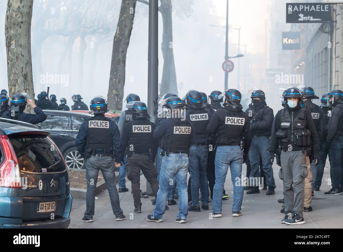 ©Nicolas Beaumont / Le Pictorium/MAXPPP - Nicolas Beaumont / Le Pictorium - 28/11/2020 - France / Rhone / Lyon - A proximite de la prefecture du Rhone, une partie des manifestants tentent de forcer les barrage de police. Les policiers repondent par des jets de gaz lacrymogene. Plusieurs manifestations sont organisees en France et notamment a Lyon le samedi 28 novembre 2020 conte le projet de loi Securite Globale et en particulier l'article 24. / 28/11/2020 - France / Rhone (department) / Lyon - Near the Rhone prefecture, some of the demonstrators are trying to force the police roadblock. The p Stock Photo