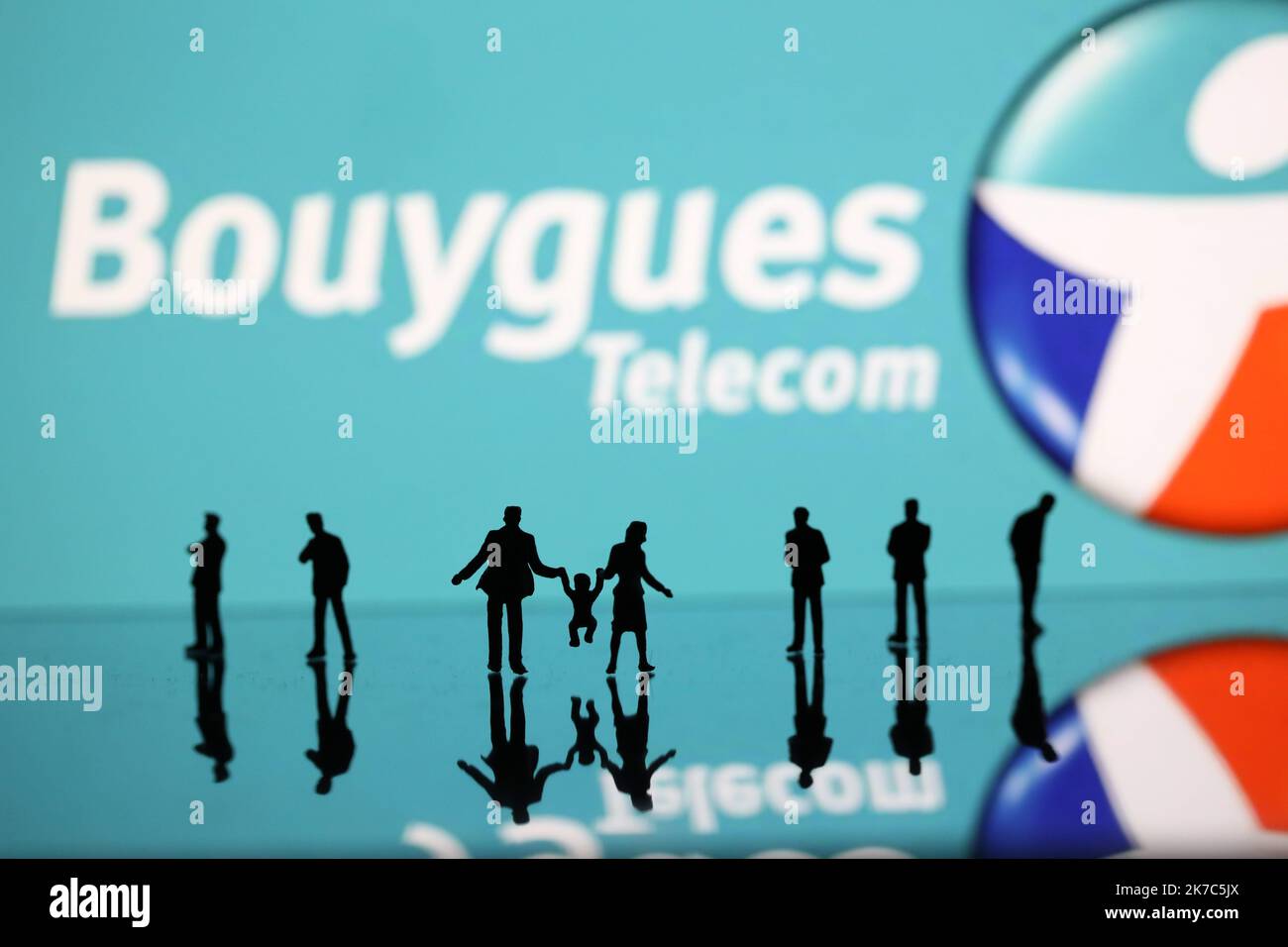 ©PHOTOPQR/LE PARISIEN/Arnaud Journois ; LONGJUMEAU ; 01/12/2020 ; ILLUSTRATION BOUYGUES TELECOM , OPERATEUR MOBILE , INTERNET - Creative business logo Stock Photo