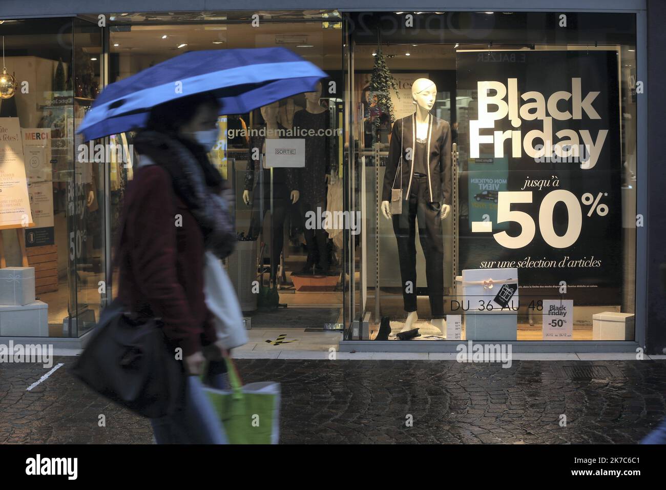 ©PHOTOPQR/L'EST REPUBLICAIN/Lionel VADAM ; Montbéliard ; 04/12/2020 ; Illustration - illuest - commerce - commerces - magasin - magasins - boutique - boutiques - consommation - surconsommation - consommer - promo - promotions - promotion - consommateurs - événement commercial - fête commerciale - achat - achats - acheter - bonnes affaires - Montbéliard le 04/12/2020 - Le Black Friday, littéralement le Vendredi noir, est un évènement commercial d'une journée qui se déroule le vendredi 4 décémbre 2020. Ce vendredi marque traditionnellement le coup d’envoi de la période des achats des fêtes de fi Stock Photo