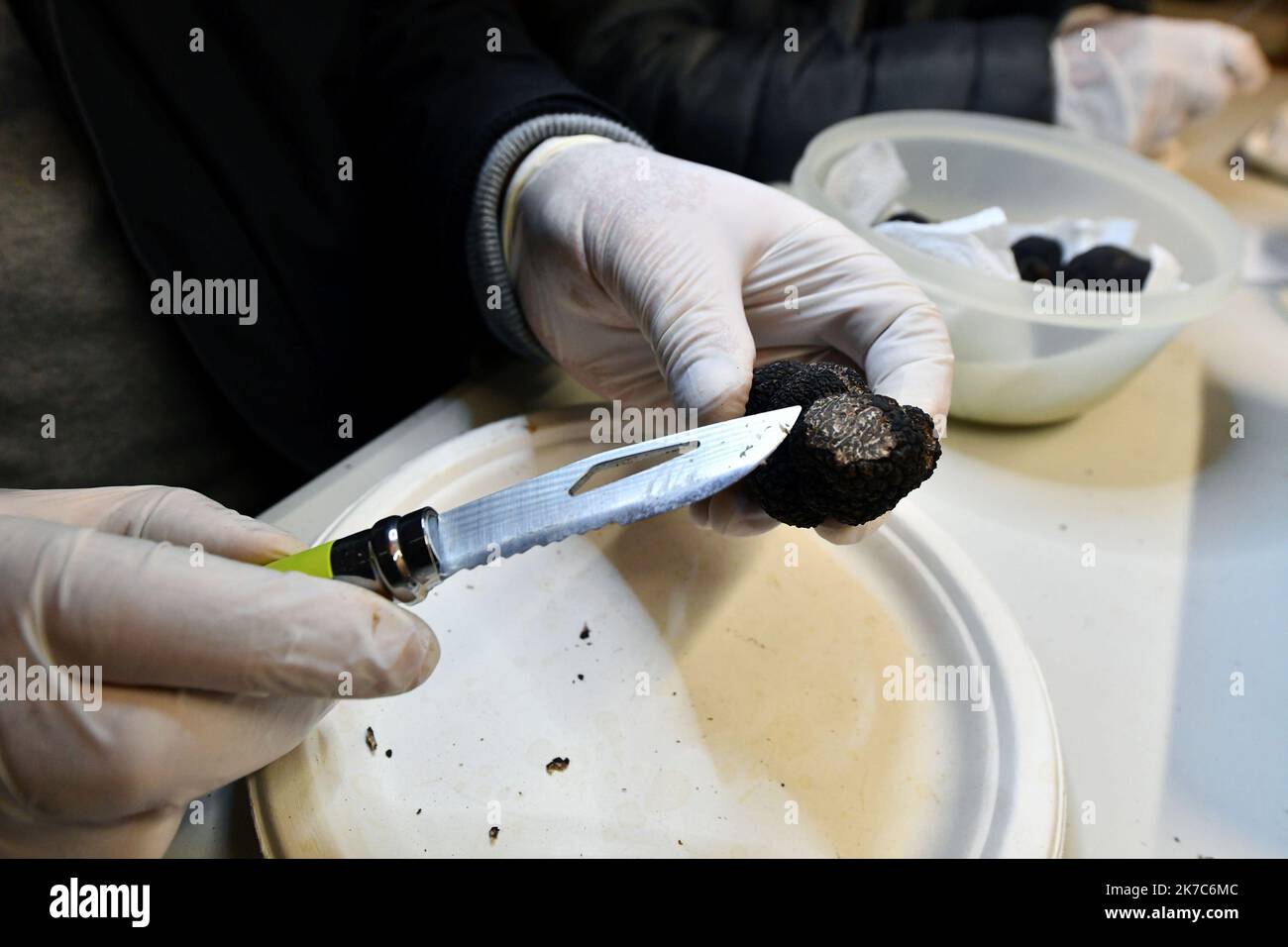 ©PHOTOPQR/LA MONTAGNE/Stéphanie Para ; ; 05/12/2020 ; illustration premier marche aux truffes, champignons, truffe noire du perigord, gastronomie, cuisine, luxe, economie, vente, halle Brassens, vendeur et trufficulteur, commerce, Brive, le 05/12/2020, photo stephanie para. - The Brive truffle market Dec 5 2020 France  Stock Photo