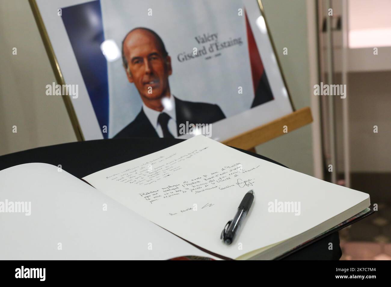 ©PHOTOPQR/VOIX DU NORD/Thierry THOREL ; 09/12/2020 ; LIVRE D'OR - un livre d'or a ete mis en place au seinde la mairie , pour rendre hommage a Valery Giscard d'Estaing - Le 9 decembre 2020 - A Roubaix - France, dec 9th 2020 Musee d'Orsay : books of condolence for the late former president for this national day of mourning. No official ceremony and funeral in small county  Stock Photo