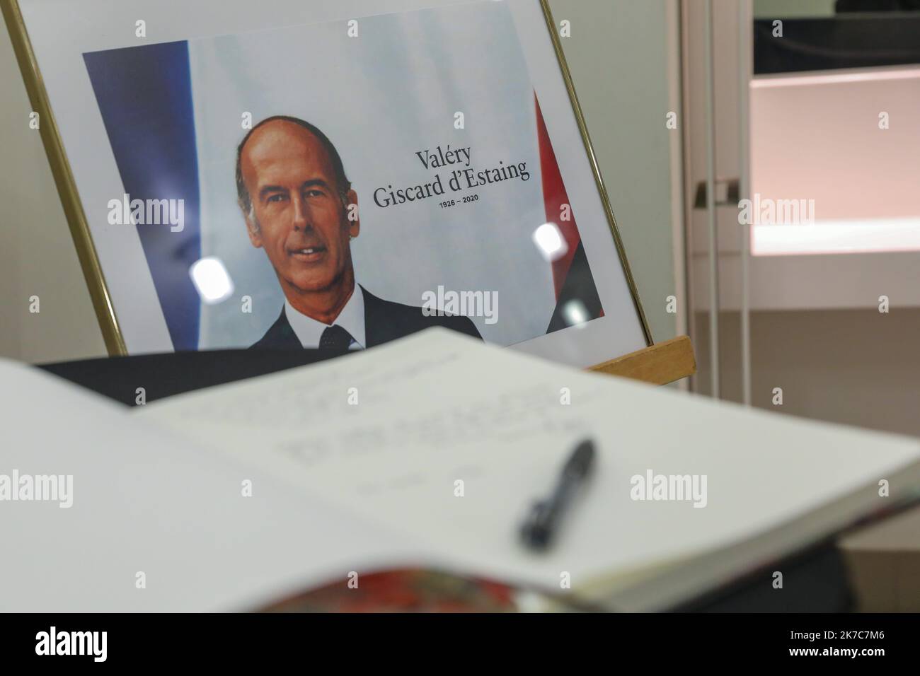 ©PHOTOPQR/VOIX DU NORD/Thierry THOREL ; 09/12/2020 ; LIVRE D'OR - un livre d'or a ete mis en place au seinde la mairie , pour rendre hommage a Valery Giscard d'Estaing - Le 9 decembre 2020 - A Roubaix - France, dec 9th 2020 Musee d'Orsay : books of condolence for the late former president for this national day of mourning. No official ceremony and funeral in small county  Stock Photo