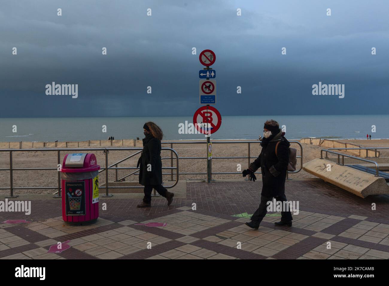 ©Nicolas Landemard / Le Pictorium/MAXPPP - Nicolas Landemard / Le Pictorium - 20/12/2020 - Belgique - Deux femmes se promenent le long du bord de mer au Coq. / 20/12/2020 - Belgium - Two women are walking along the seafront at Le Coq. Stock Photo