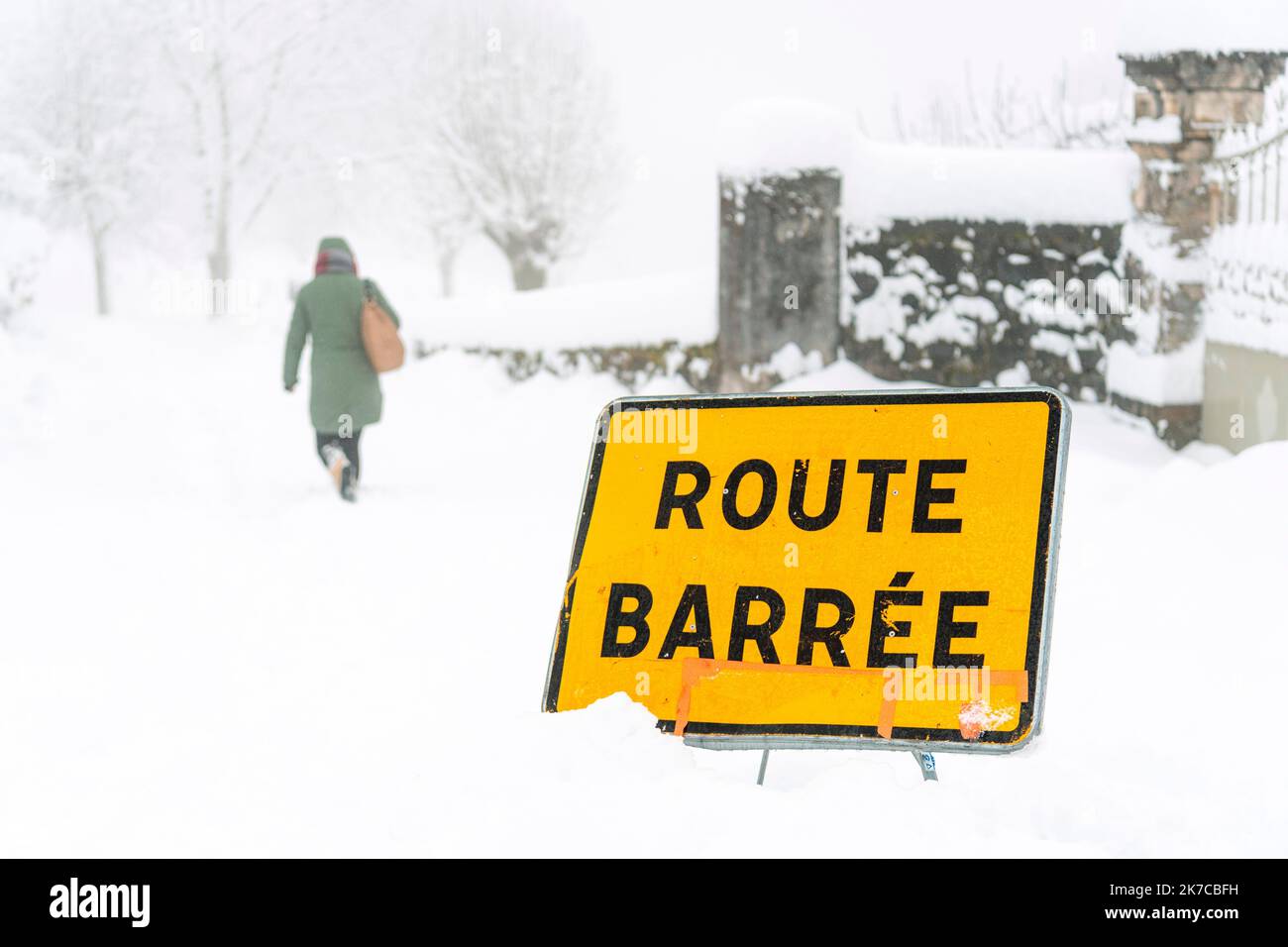 ©PHOTOPQR/LA MONTAGNE/Jérémie FULLERINGER ; ; 29/12/2020 ; Tempete BELLA 2020, chute de neige et vent, meteo, villages isoles, plan viabilite hivernale, difficultes de circulation sur le reseau secondaire, route barree, illustration, Saint-Paul-de-Salers et Salers, 29/12/2020. Photo Jeremie Fulleringer snowfall in Cantal on December 29, 2020 Stock Photo