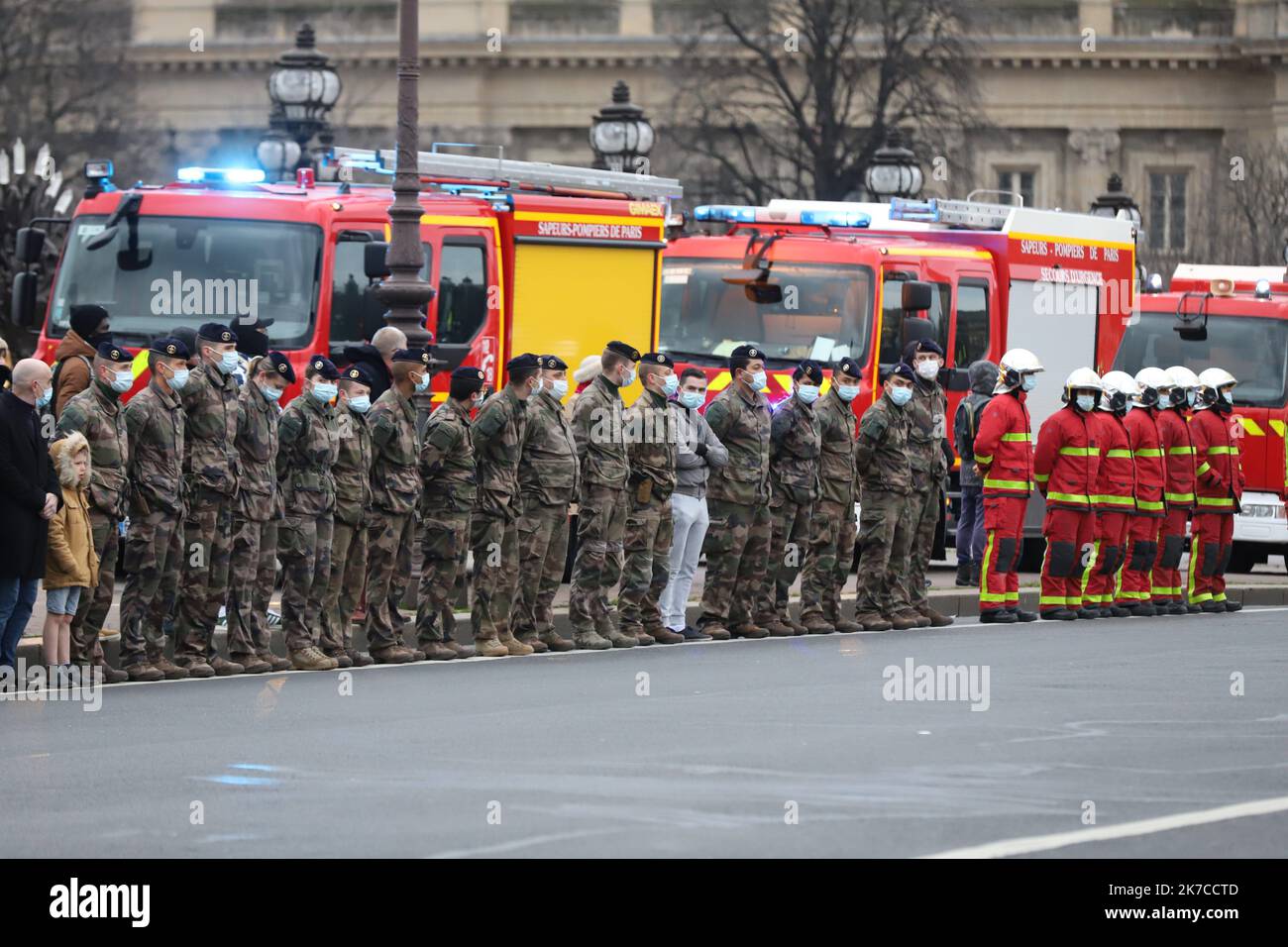 ©PHOTOPQR/LE COURRIER PICARD/Dominique Touchart ; PARIS ; 04/01/2021 ; HOMMAGE POPULAIRE AUX TROIS MILIATRES TUES AU MALI PONT ALEXANDRE TROIS PARIS - Paris, France, jan 4th 2021 - Tribune to 3 french soldiers killed in Mali during Berkhane operations Stock Photo