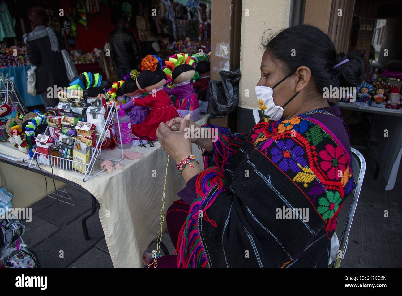 ©Jair Cabrera Torres / Le Pictori/MAXPPP - Jair Cabrera Torres / Le Pictorium - 5/1/2021 - Mexico / Ville de Mexico / Ville de Mexico - Les artisans indigenes qui vivent a Mexico mettent en vente l'une des poupees les plus emblematiques du Mexique, qui provient de l'Etat de Queretaro. La communaute indigene Otomi fabrique ces poupees pour les vendre et pouvoir survivre face a la crise economique que laisse l'urgence sanitaire du Covid-19. / 5/1/2021 - Mexico / Mexico City / Mexico City - Indigenous artisans who live in Mexico City, put one of the most emblematic dolls in Mexico for sale, which Stock Photo